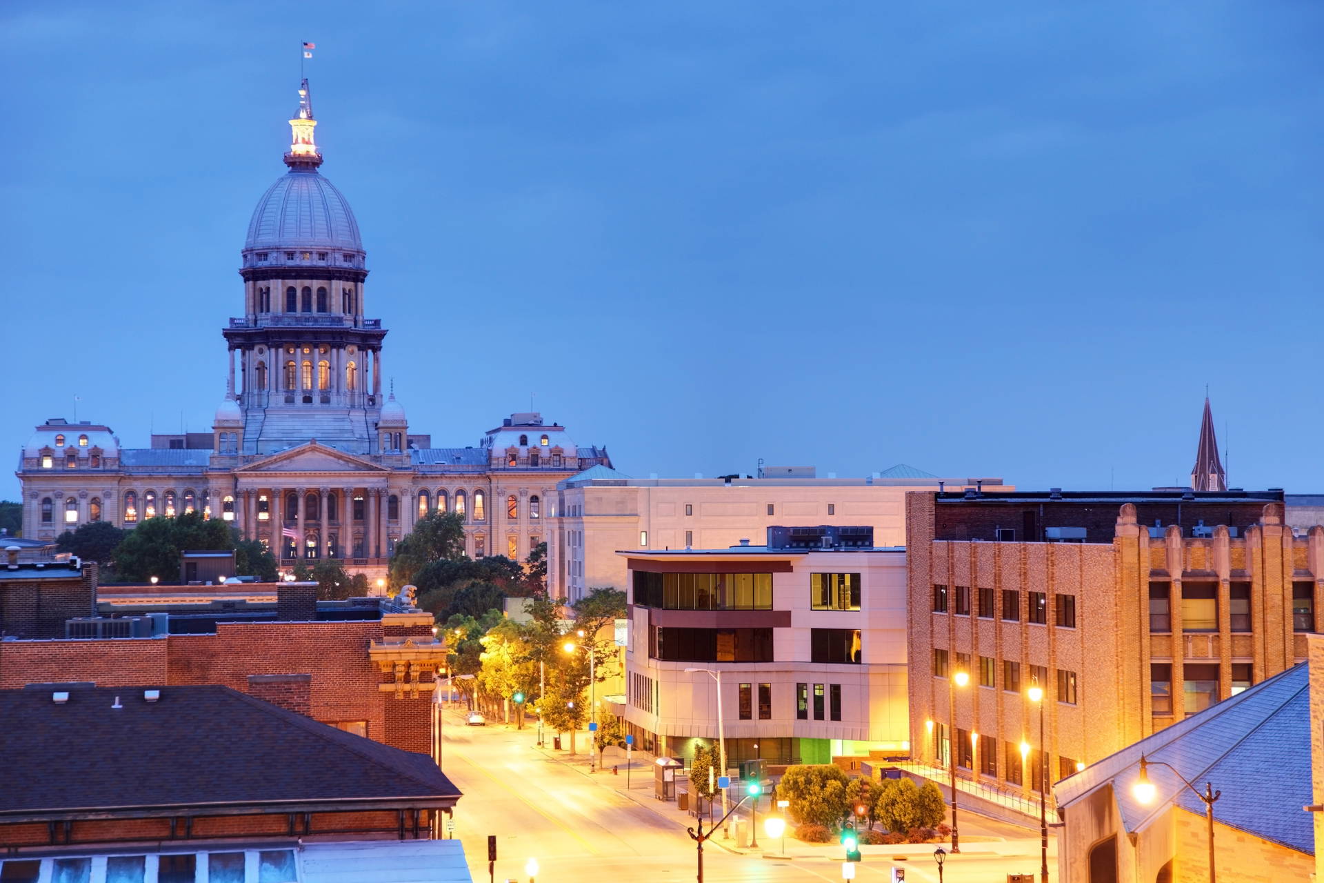 Kapitol stanu Illinois i miasto Springfield o zmierzchu.