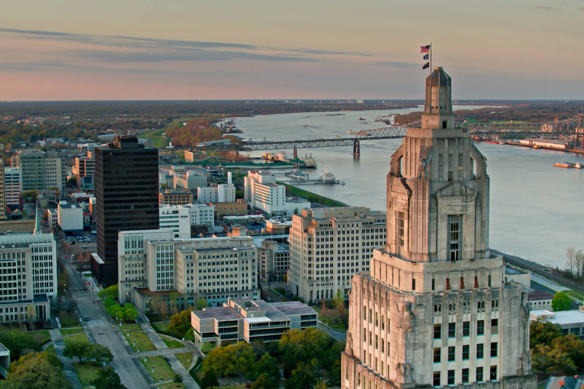 Kapitol Stanowy Luizjany w Baton Rouge na tle panoramy miasta.