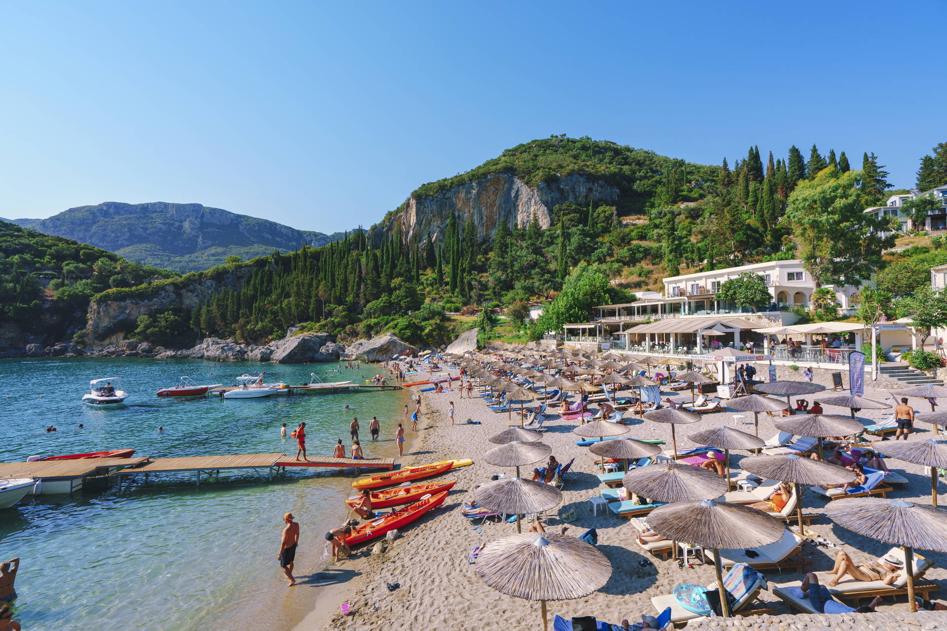 Słoneczna plaża w Paleokastritsa na Korfu.