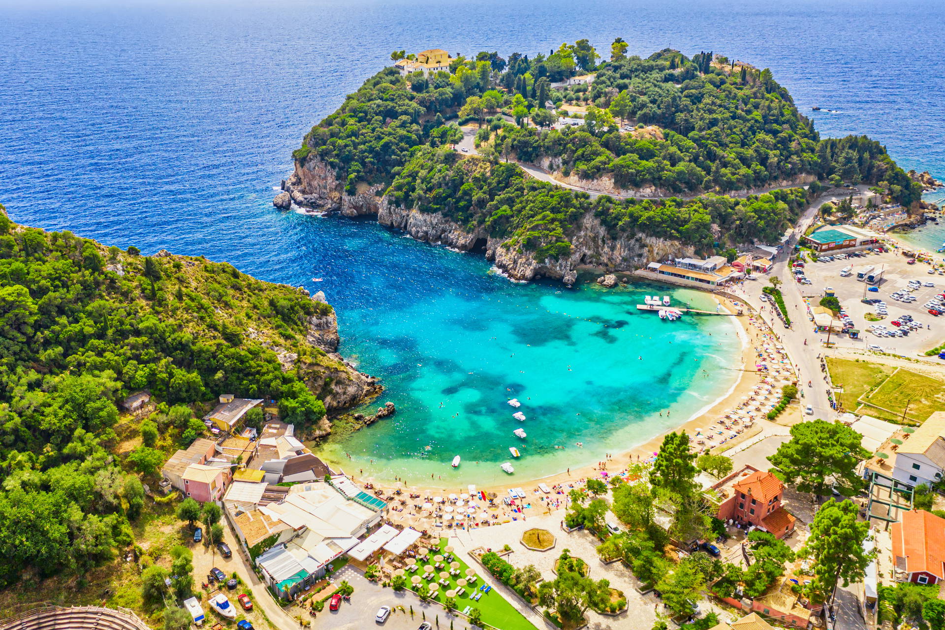 Paleokastritsa na Korfu, Grecja, z lotu ptaka.