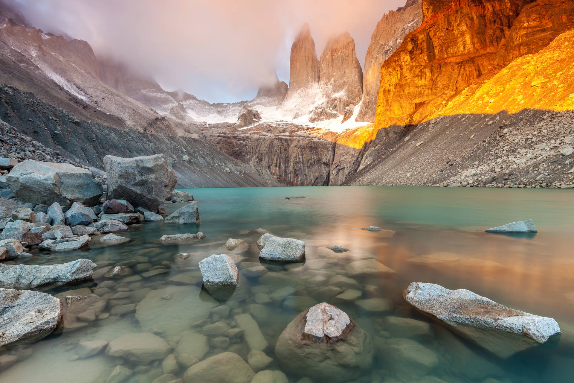 Krajobraz parku narodowego Torres del Paine z jeziorem u stóp gór.