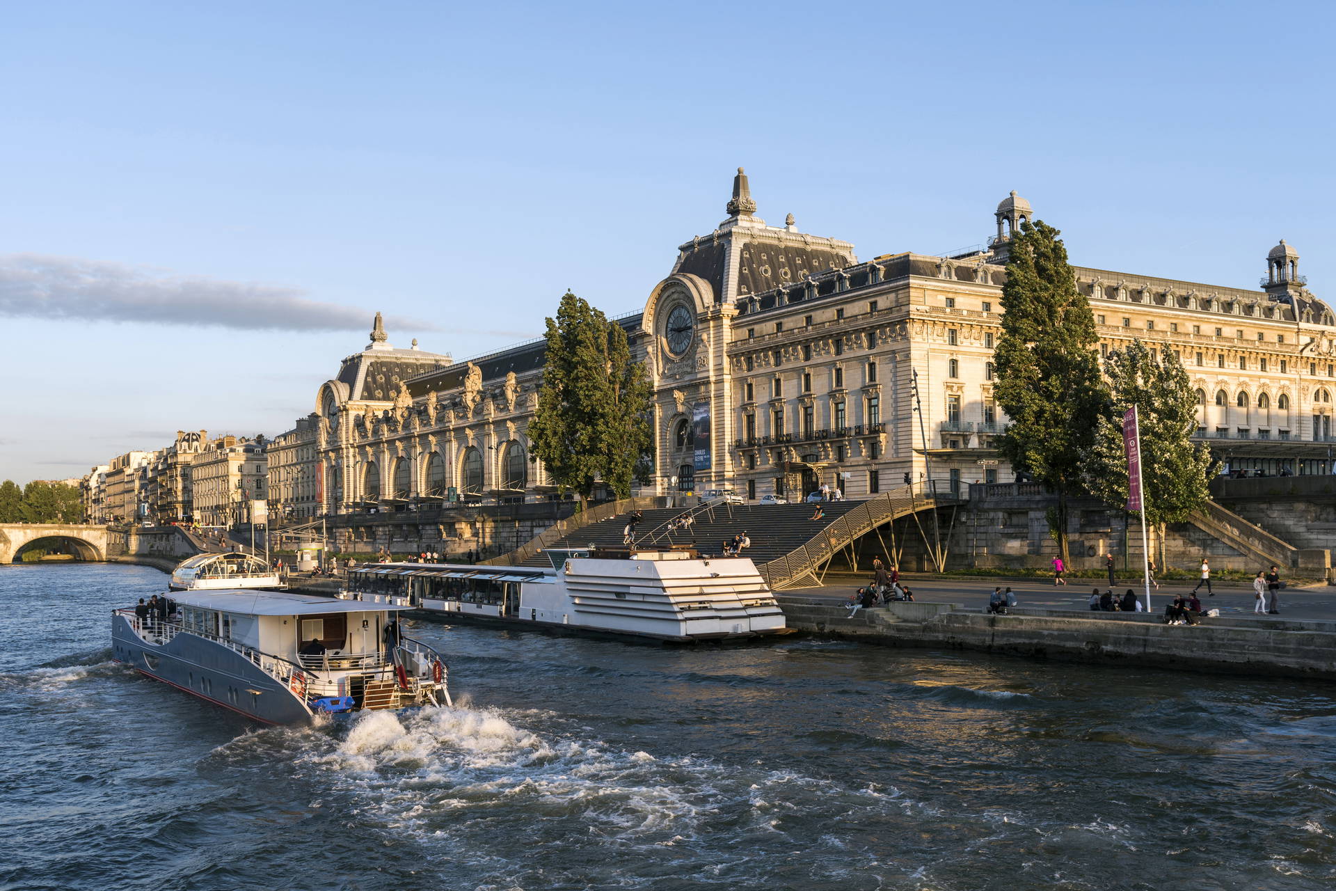 Muzeum d’Orsay w Paryżu i statek na Sekwanie.