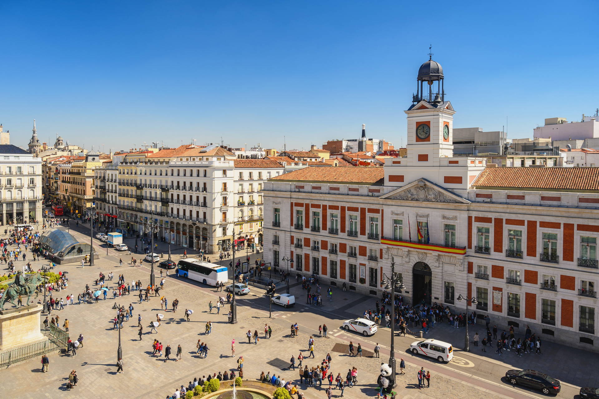 Plac Puerta del Sol w Madrycie z lotu ptaka.