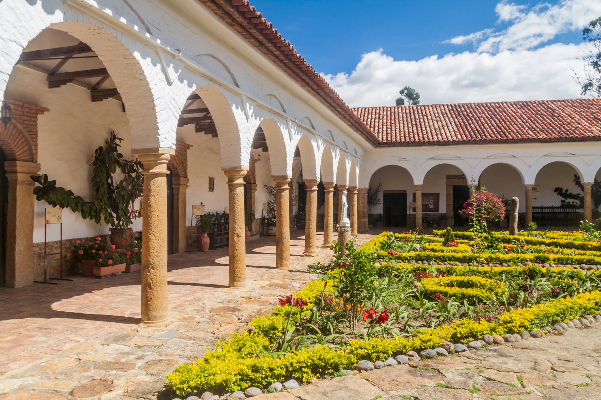 Klasztor El Santo Ecce Homo w Kolumbii. Arkady otaczają dziedziniec z geometrycznymi klombami.