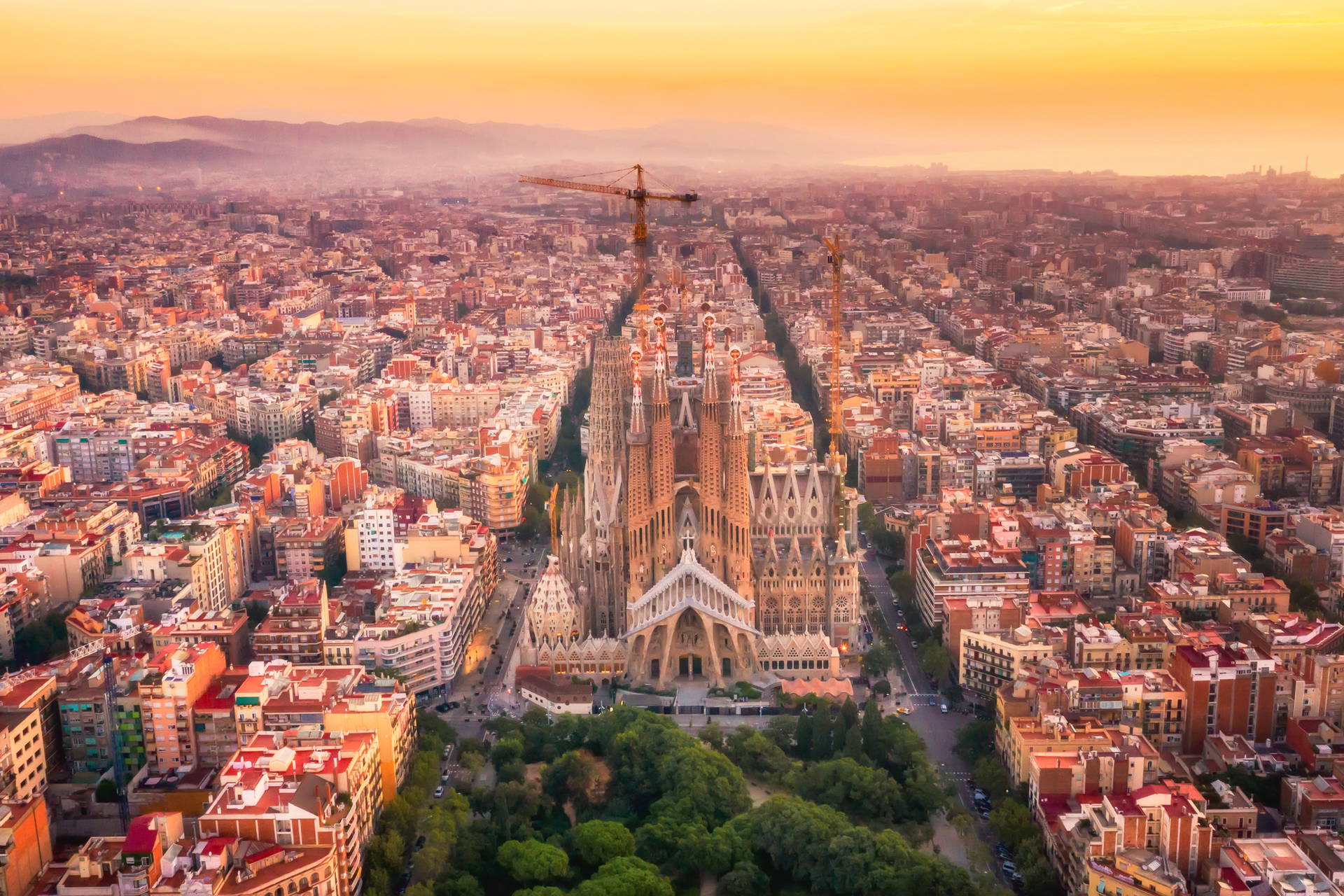 Sagrada Familia w Barcelonie na tle panoramy miasta.
