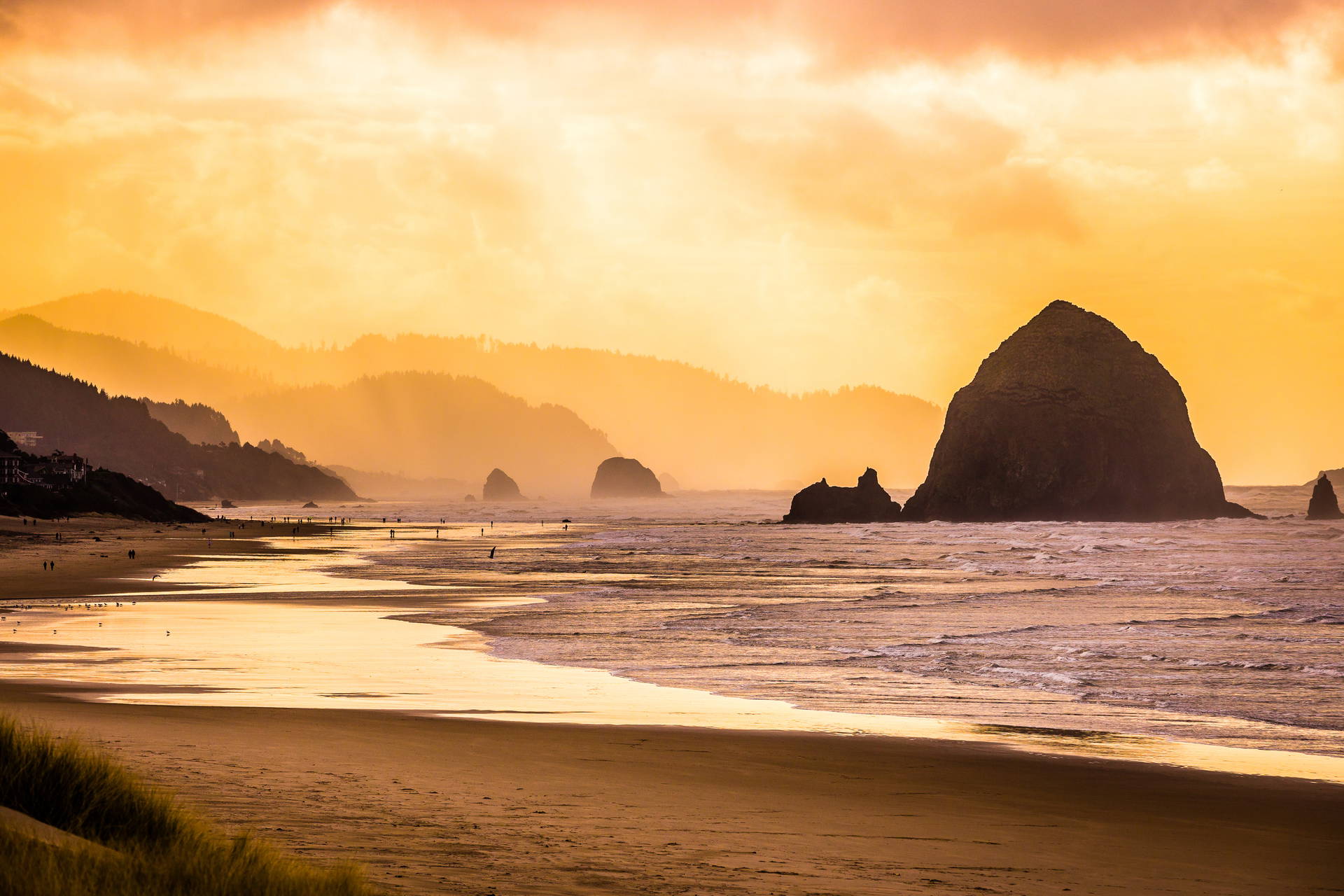 Cannon Beach w Oregonie o zachodzie słońca.