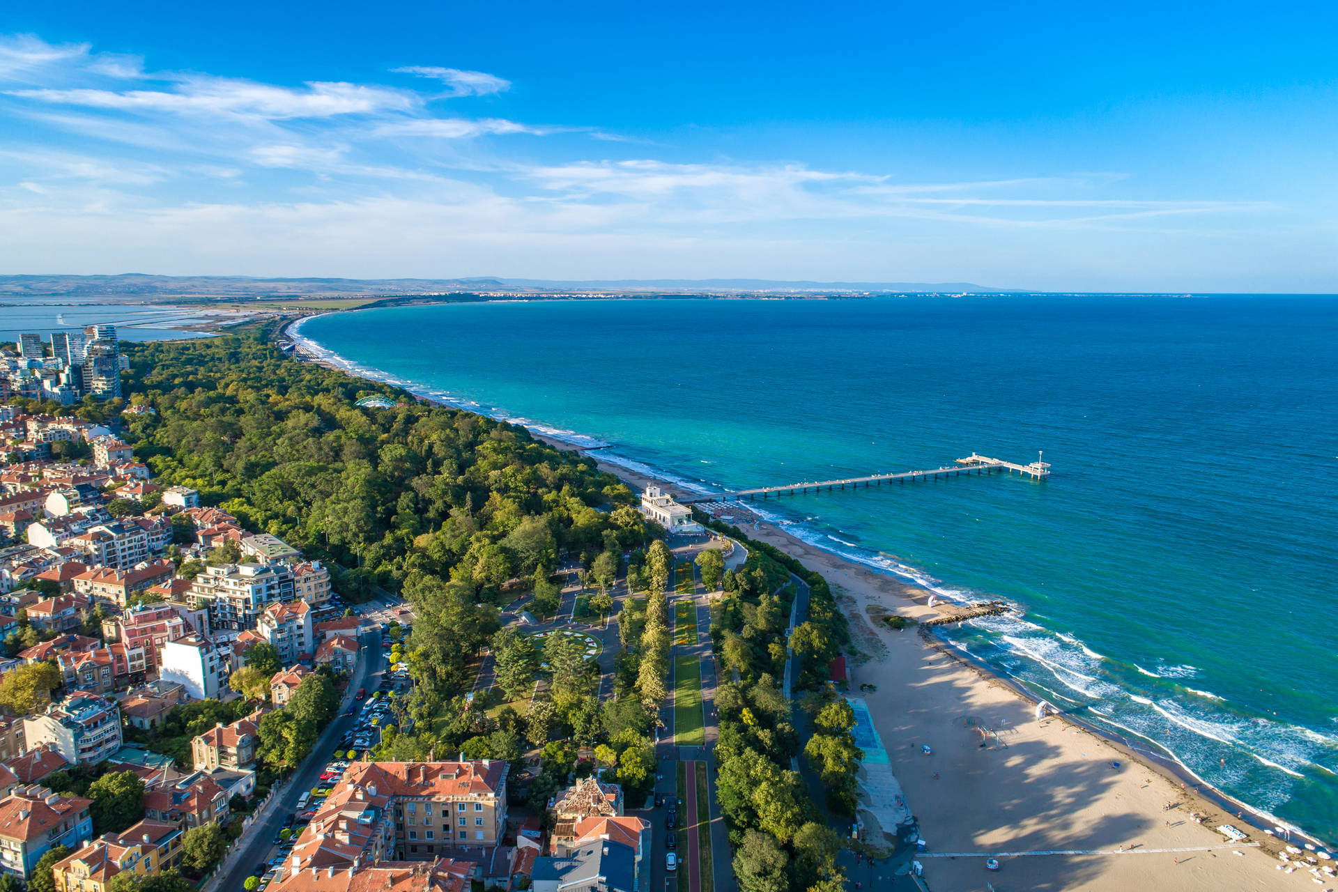 Burgas w Bułgarii z lotu ptaka. Widoczna plaża, morze i molo.