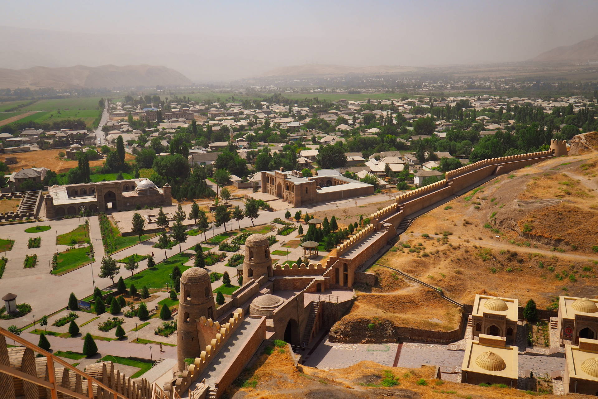 Panorama miasta Shahrisabz w Uzbekistanie z widocznymi fortyfikacjami.