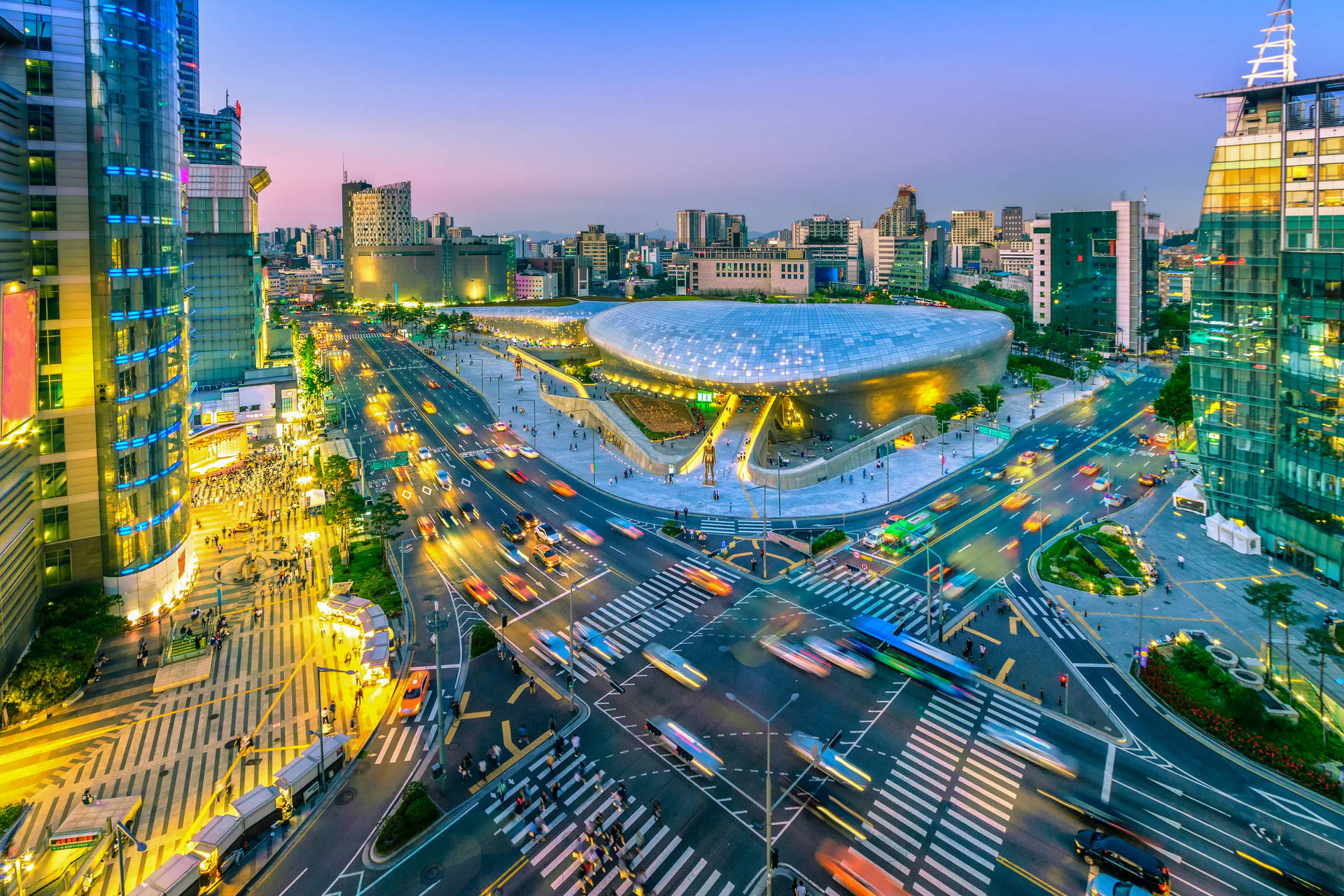 Panorama Seulu i Dongdaemun Design Plaza o zmierzchu.