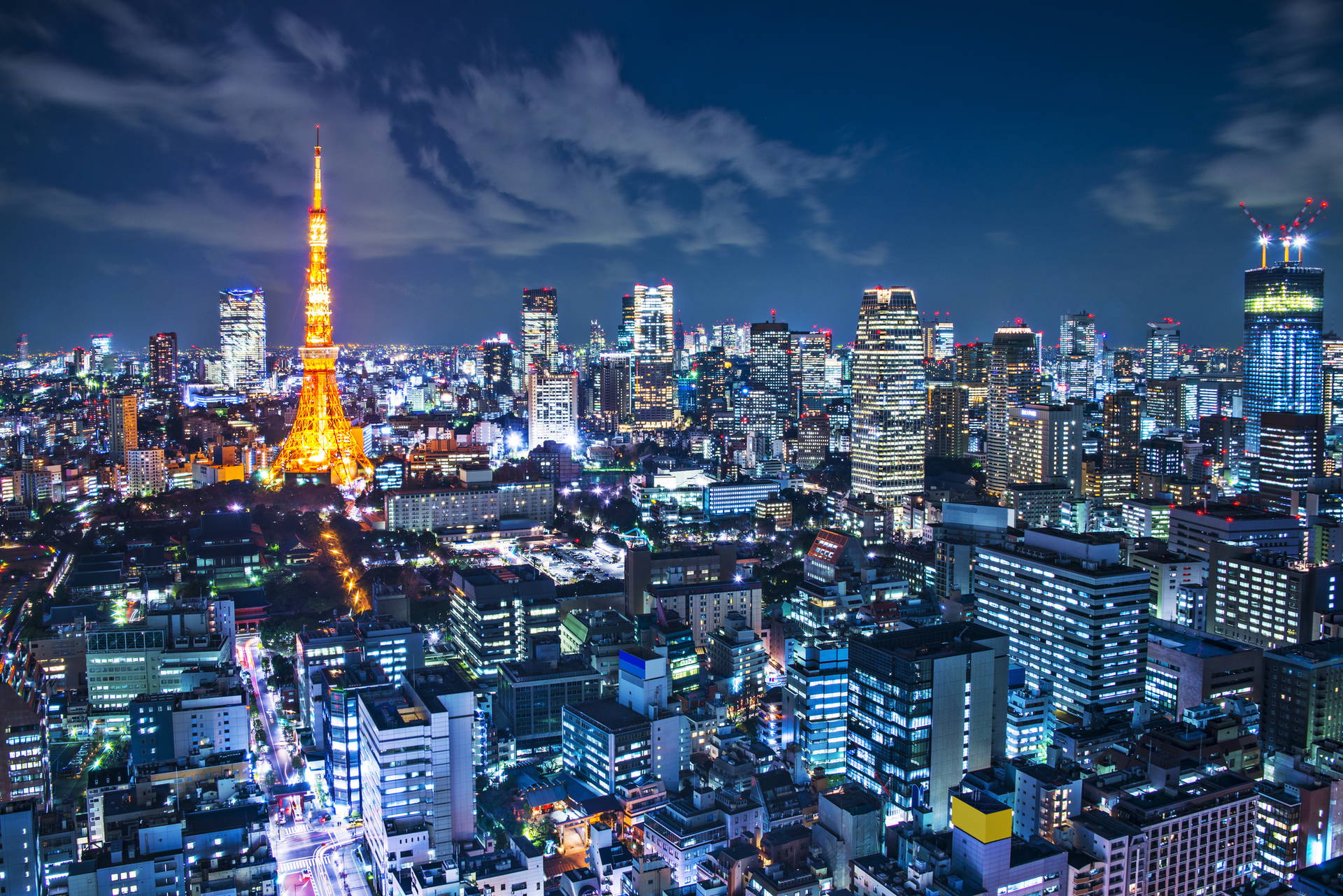 Nocna panorama Tokio z wieżą Tokio w centralnej części kadru.