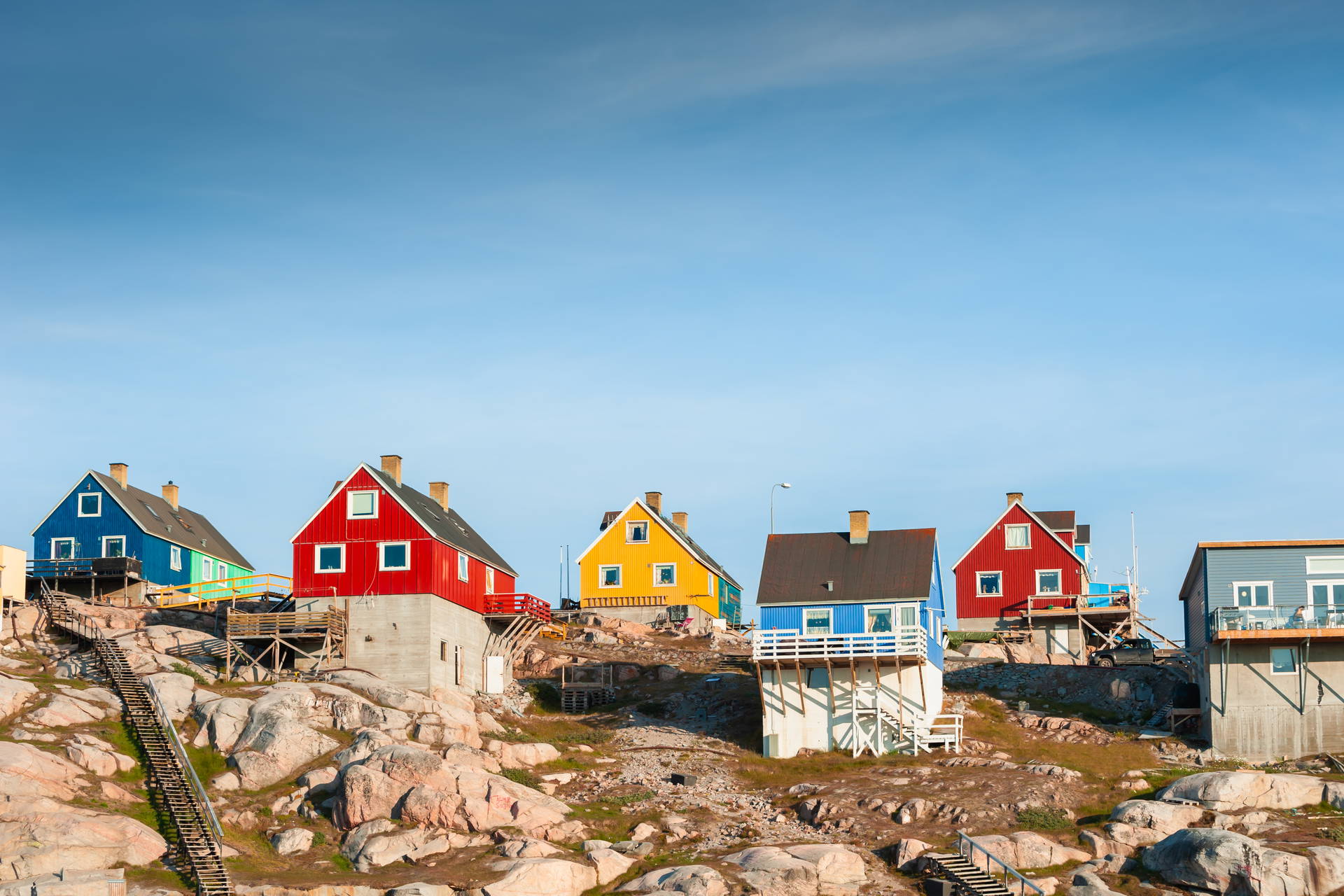 Kolorowe domy w Nuuk, Grenlandia.