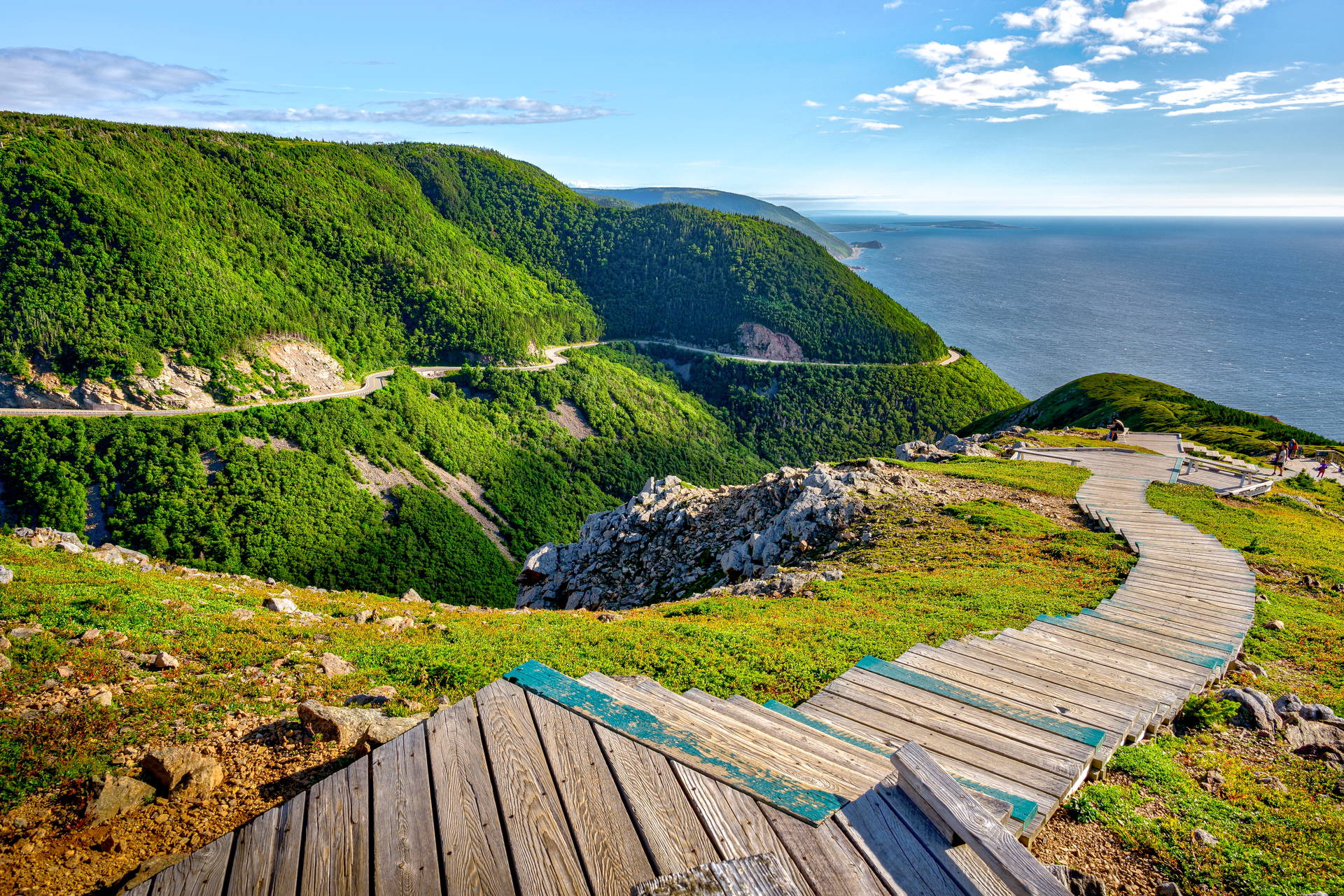 Widok na Cabot Trail z drewnianej kładki.