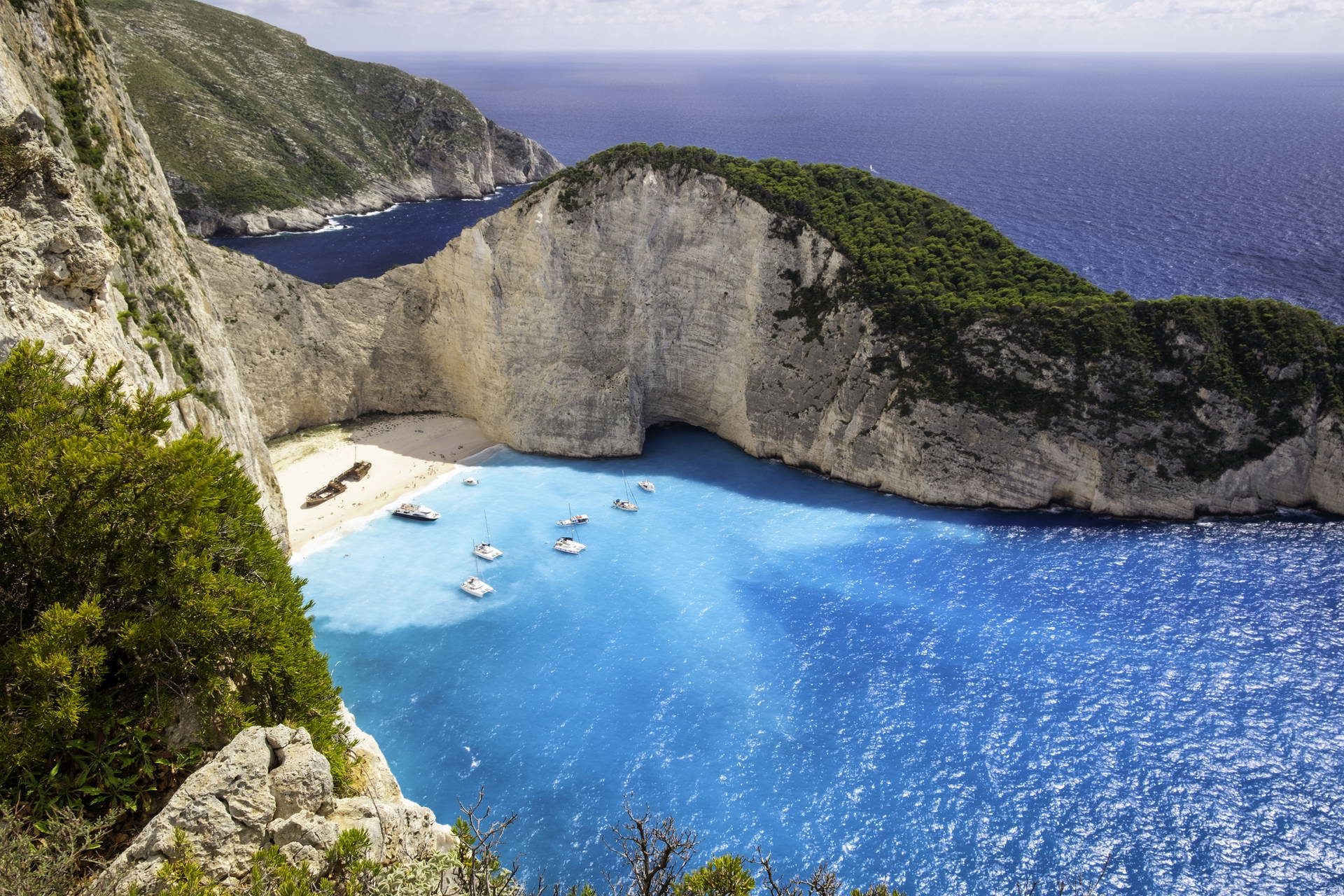 Widok z góry na Zatokę Wraku na greckiej wyspie Zakynthos.