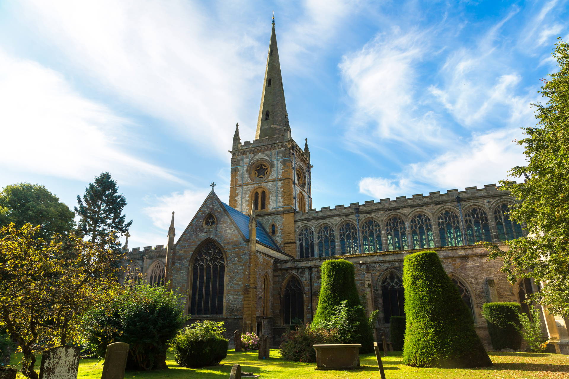 Kościół Świętej Trójcy w Stratford-upon-Avon w słoneczny dzień.