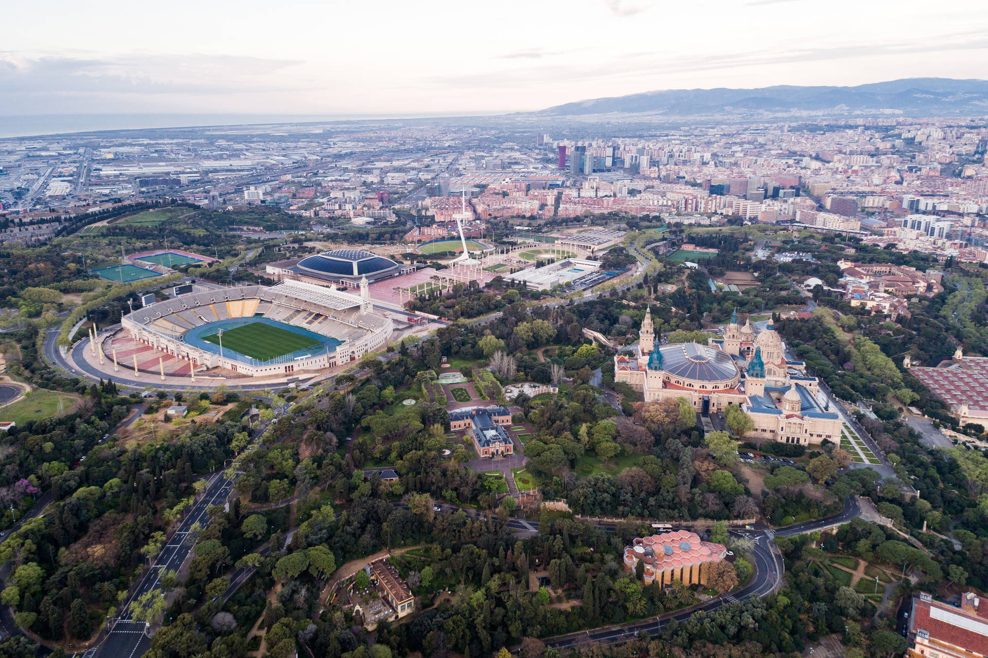 Widok z lotu ptaka na Barcelonę: Pałac Narodowy i Stadion Olimpijski.