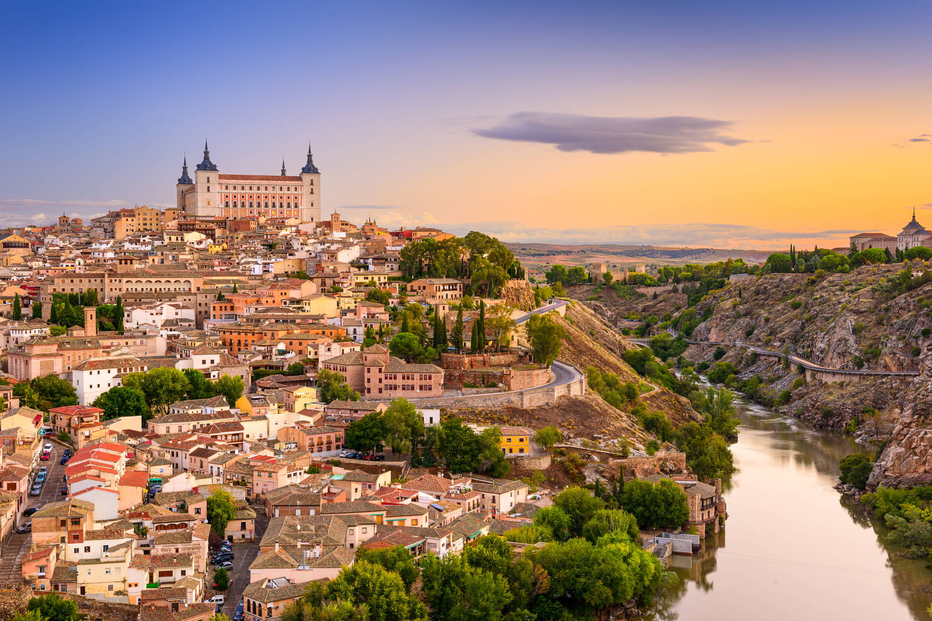 Panorama Toledo w Hiszpanii z Alkazar na wzgórzu i rzeką Tag.