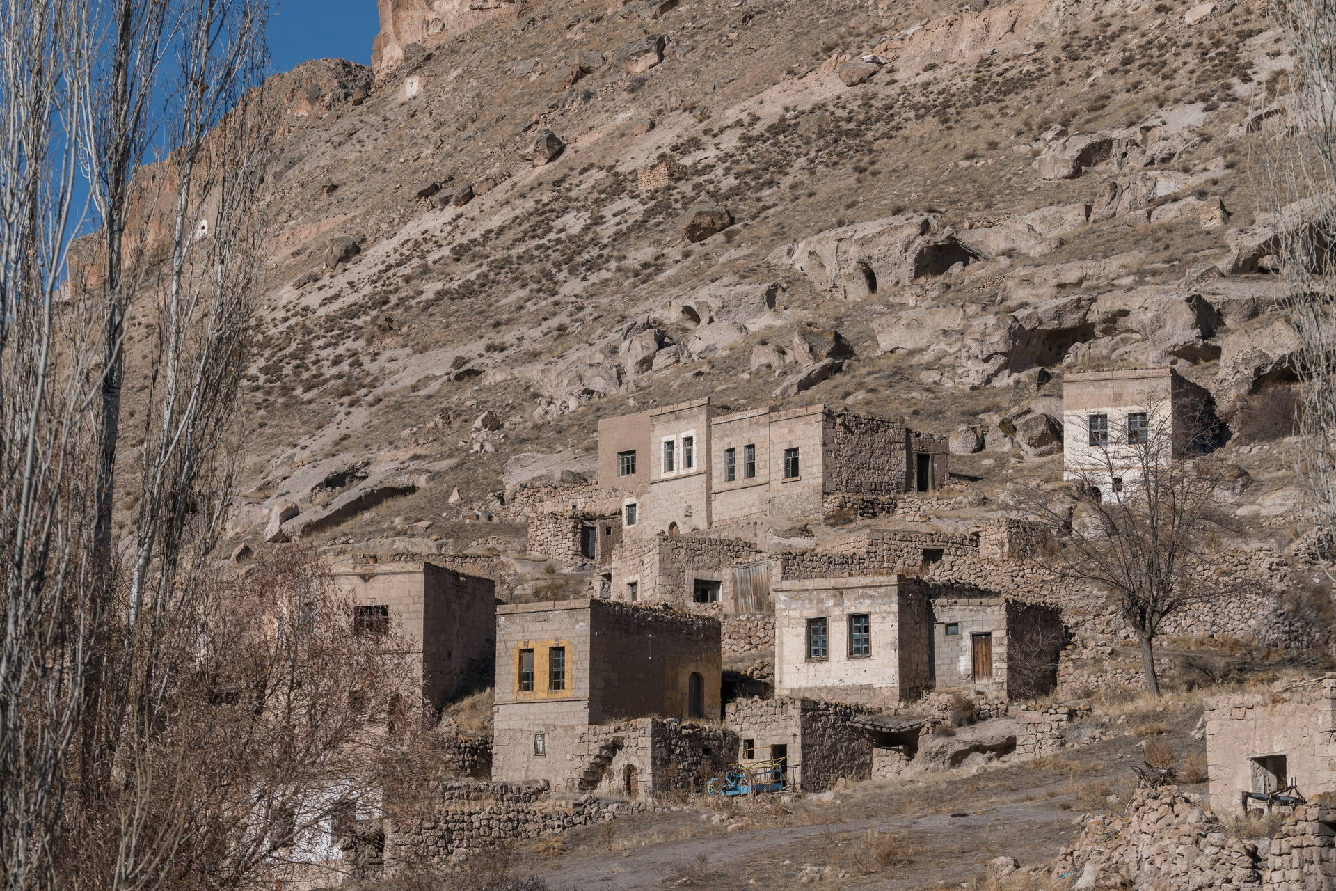 Kapadocja, Turcja: Skalne domy na zboczu wzgórza.