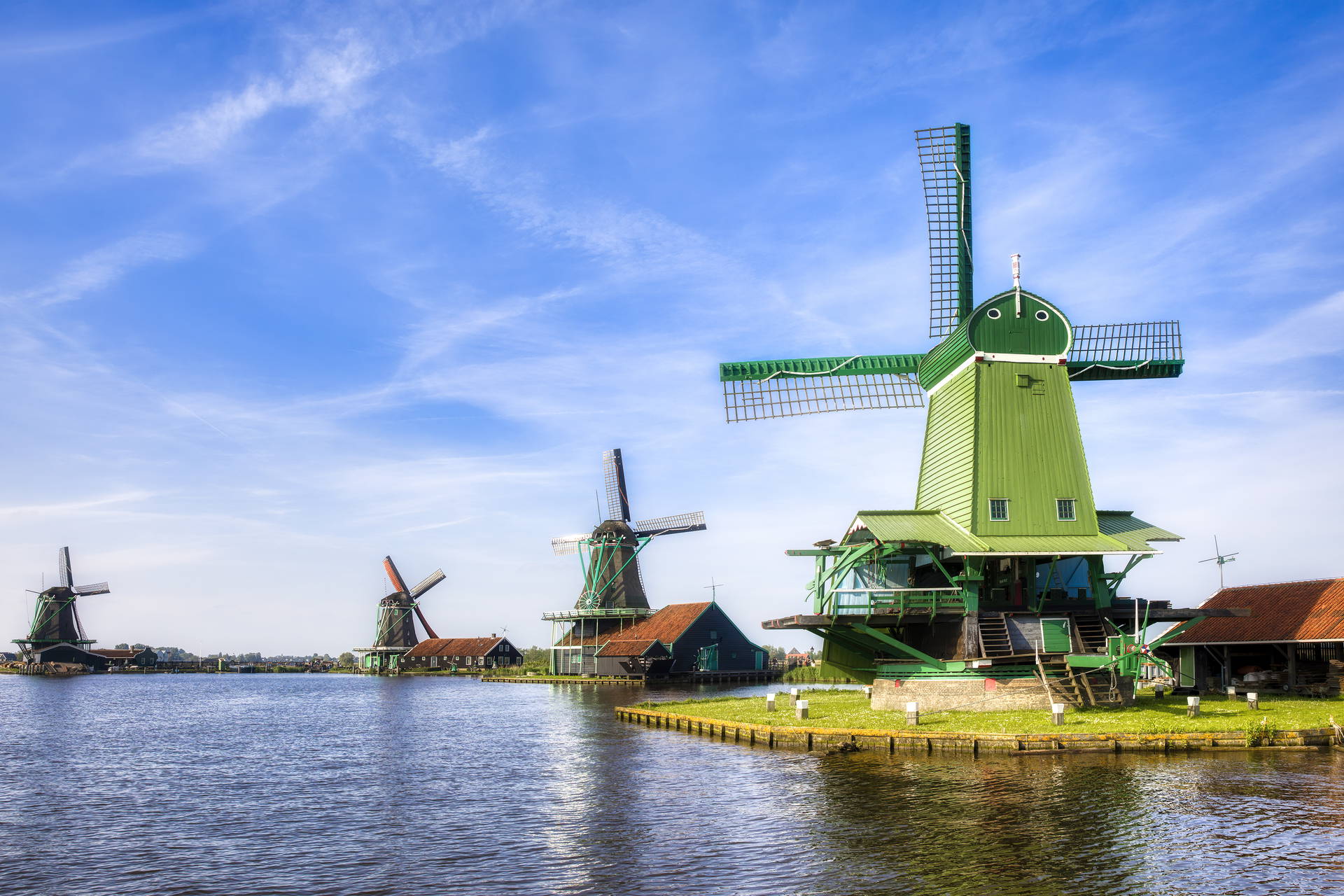 Tradycyjne holenderskie wiatraki nad wodą w skansenie Zaanse Schans.