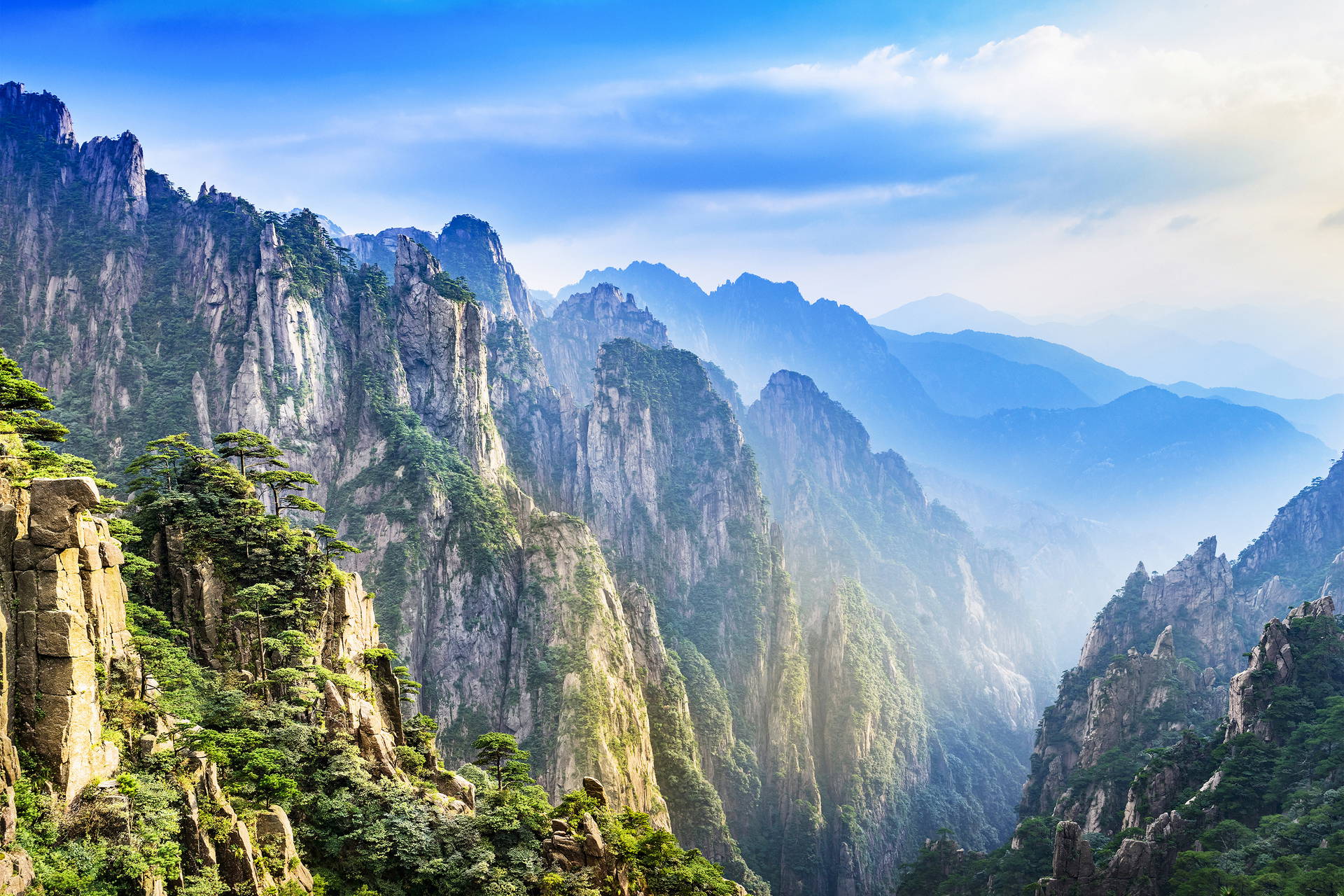 Górzysty krajobraz w Huangshan, Chiny.