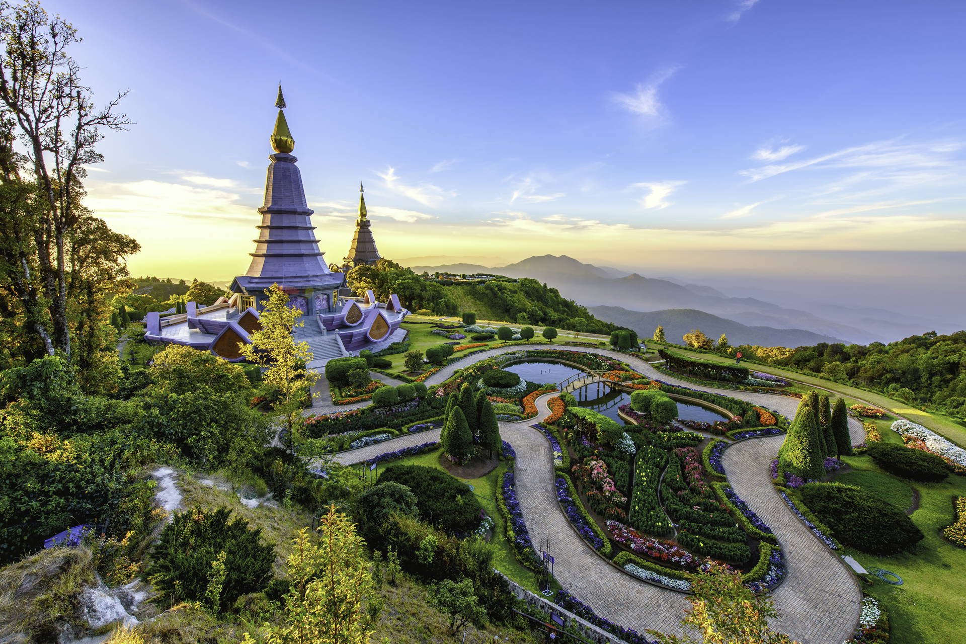Dwie pagody Phra Mahathat Naphamethanidon i Naphaphonphumisiri na szczycie Doi Inthanon.