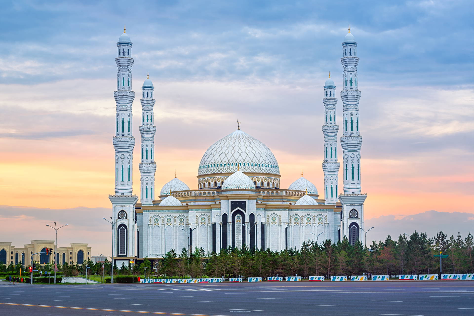 Meczet Hazrat Sultan w Nur-Sułtan, widok z zewnątrz.