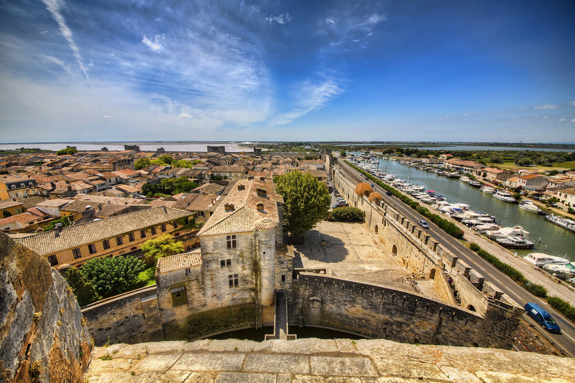 Widok z góry na ufortyfikowane miasto Aigues-Mortes we Francji.