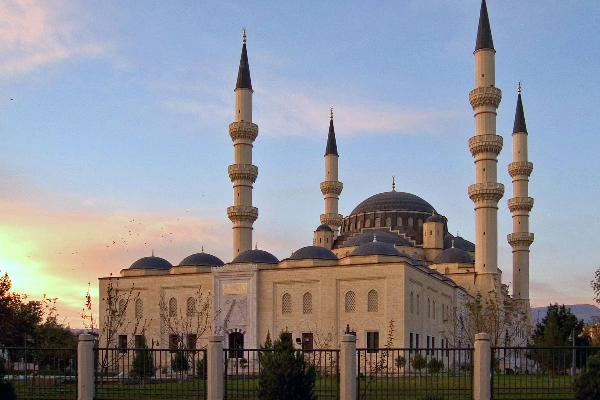 Meczet z minaretami o zmierzchu.