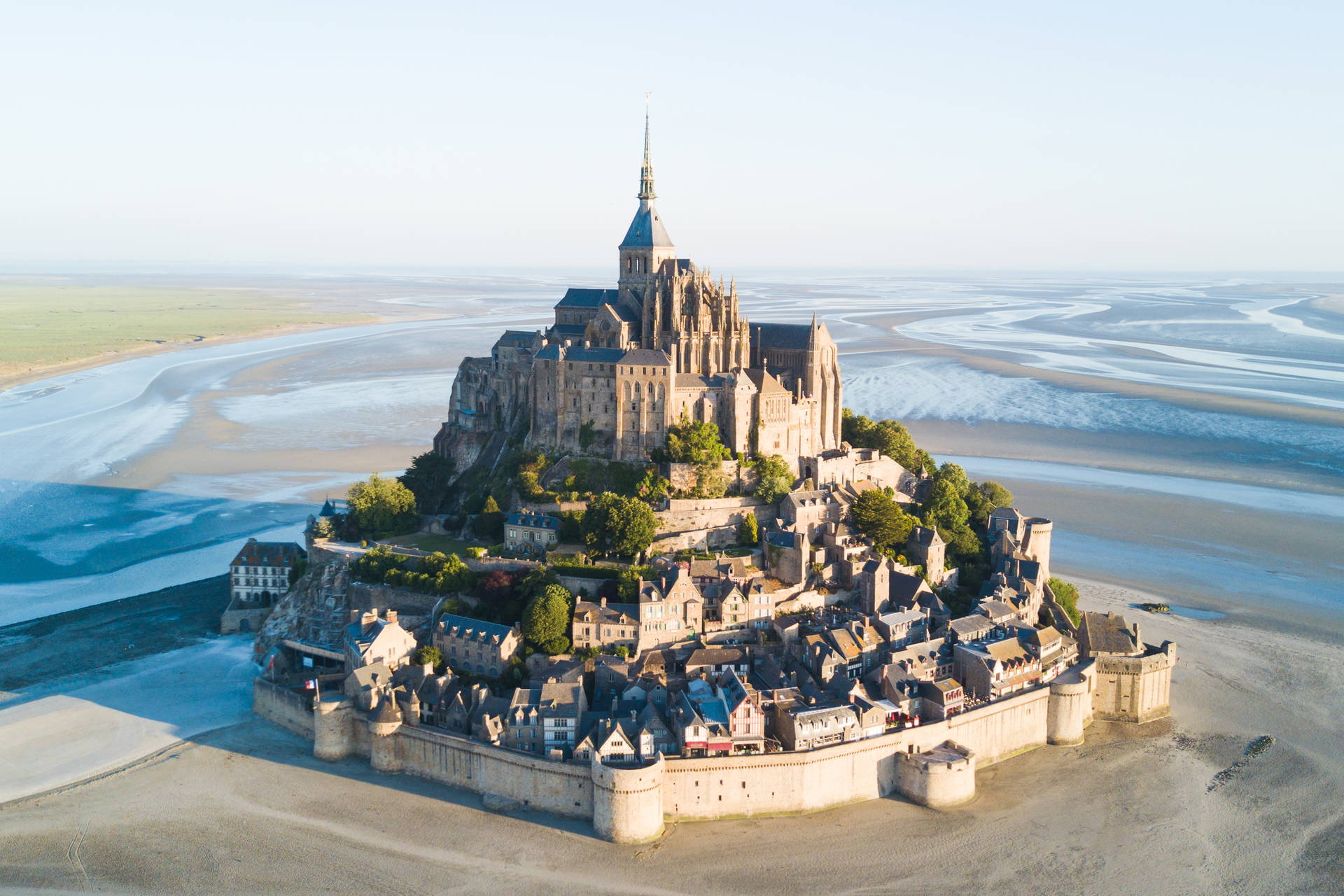 Opactwo Mont Saint-Michel we Francji, położone na skalistej wyspie.