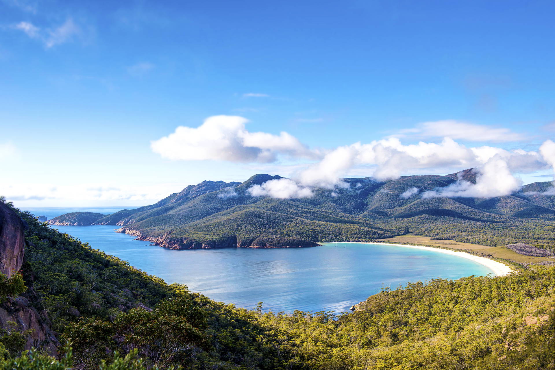 Zatoka Wineglass Bay w Tasmanii.