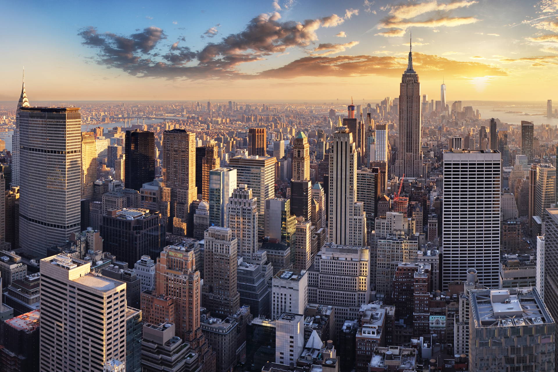 Panorama Manhattanu z wieżowcami, w tym Empire State Building, o zachodzie.