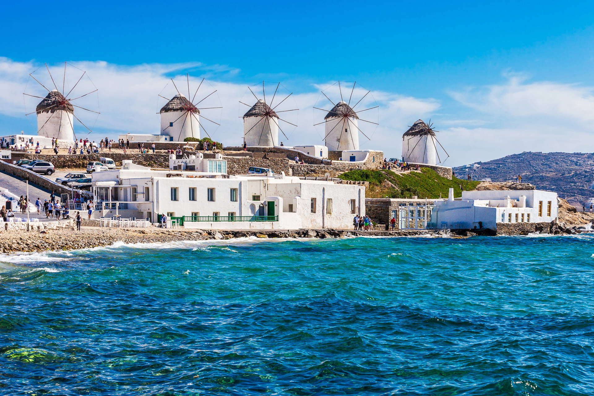 Mykonos: białe budynki, wiatraki i widok na morze.
