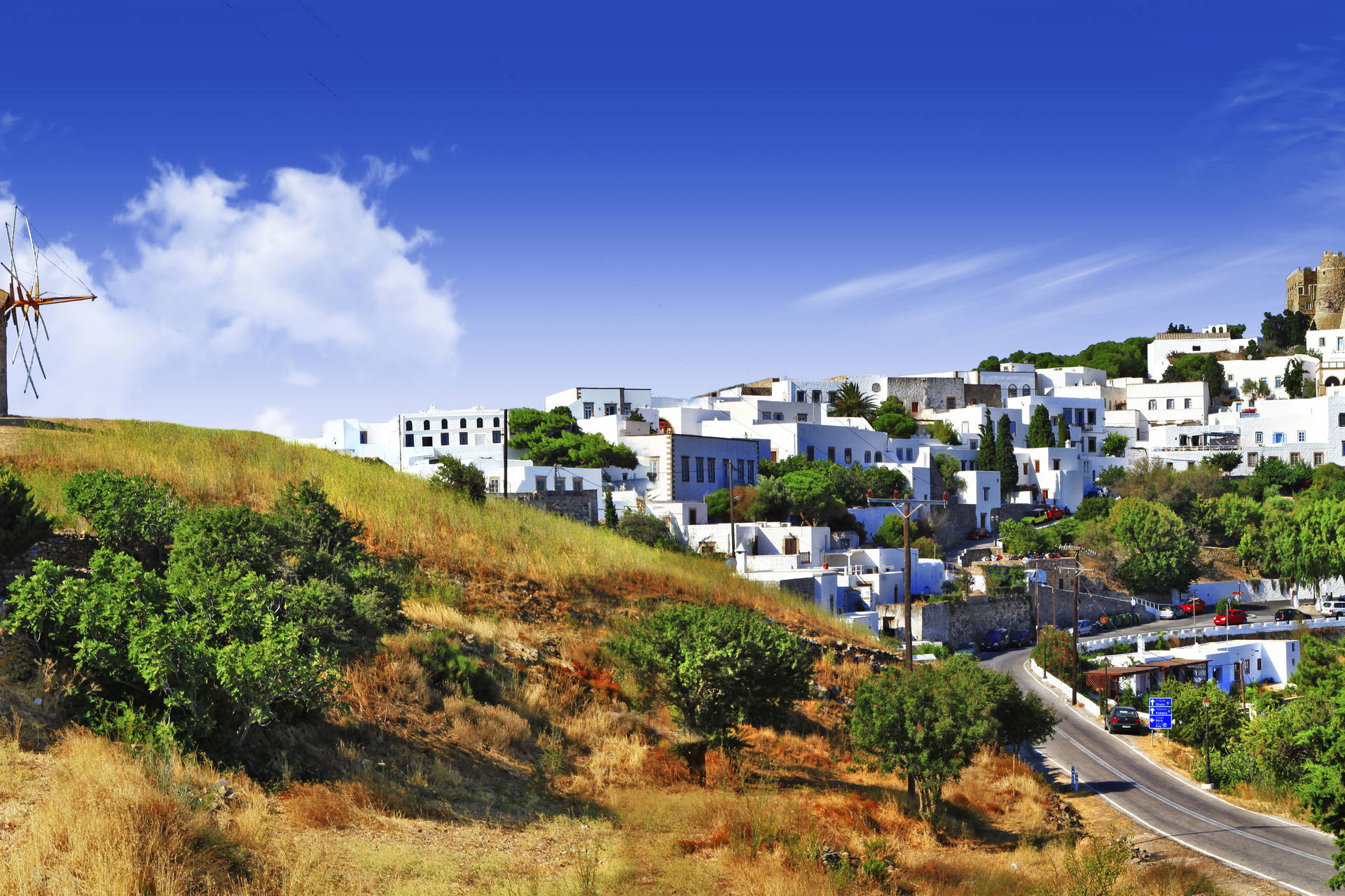 Panorama Chory na wyspie Patmos z wiatrakami i zamkiem.