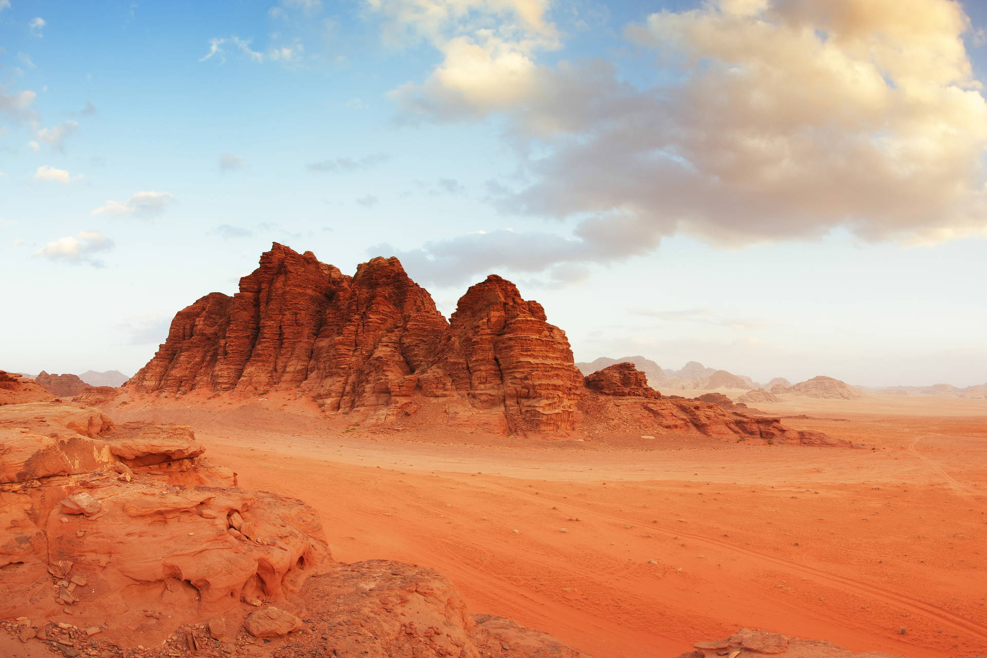 Krajobraz Wadi Rum ze skałami na tle nieba.