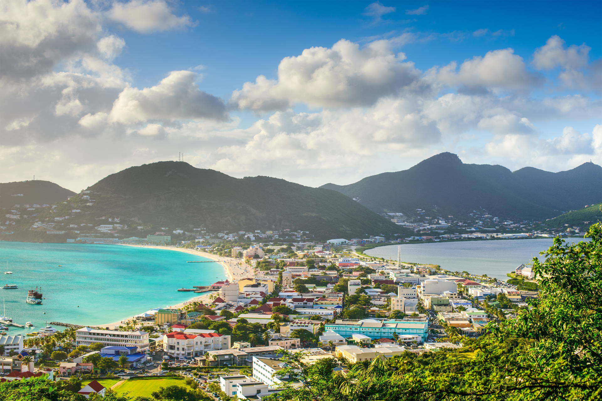 Panorama miasta Philipsburg na wyspie Sint Maarten.