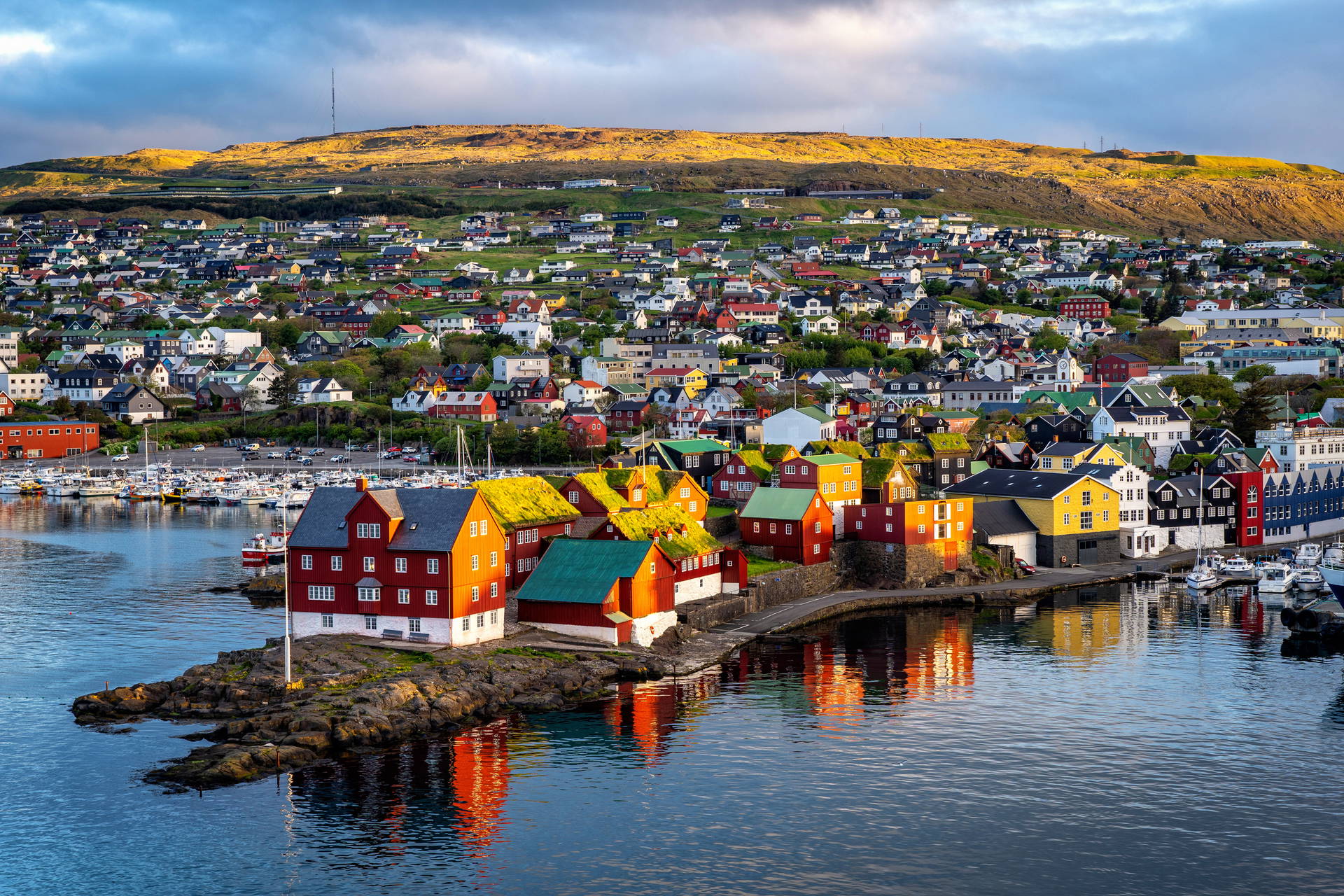 Kolorowe domy w Tórshavn, Wyspy Owcze. W tle wzgórze.
