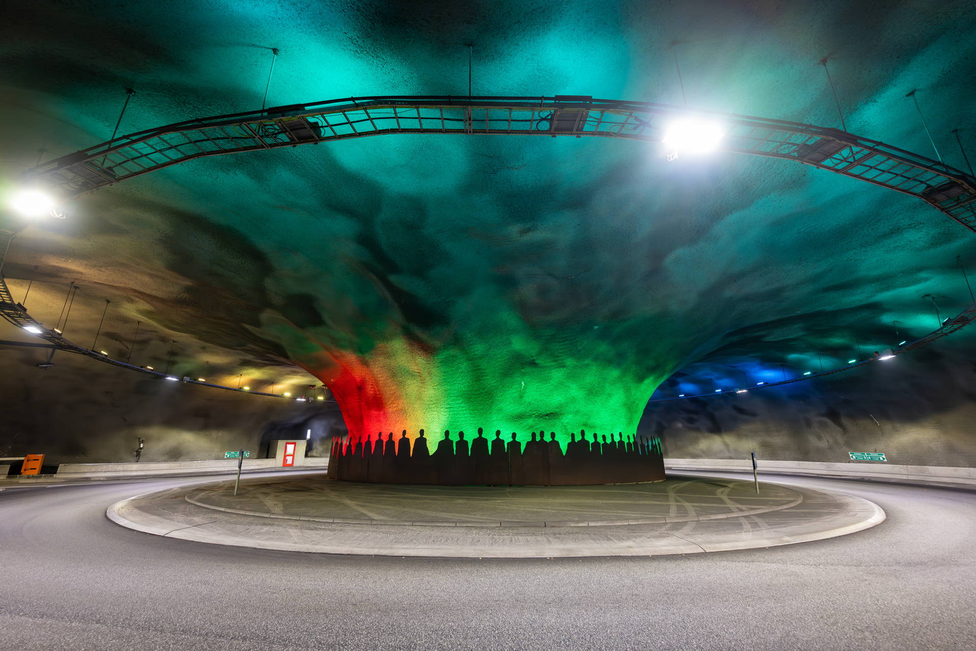 Oświetlone rondo w tunelu Lærdal w Norwegii.