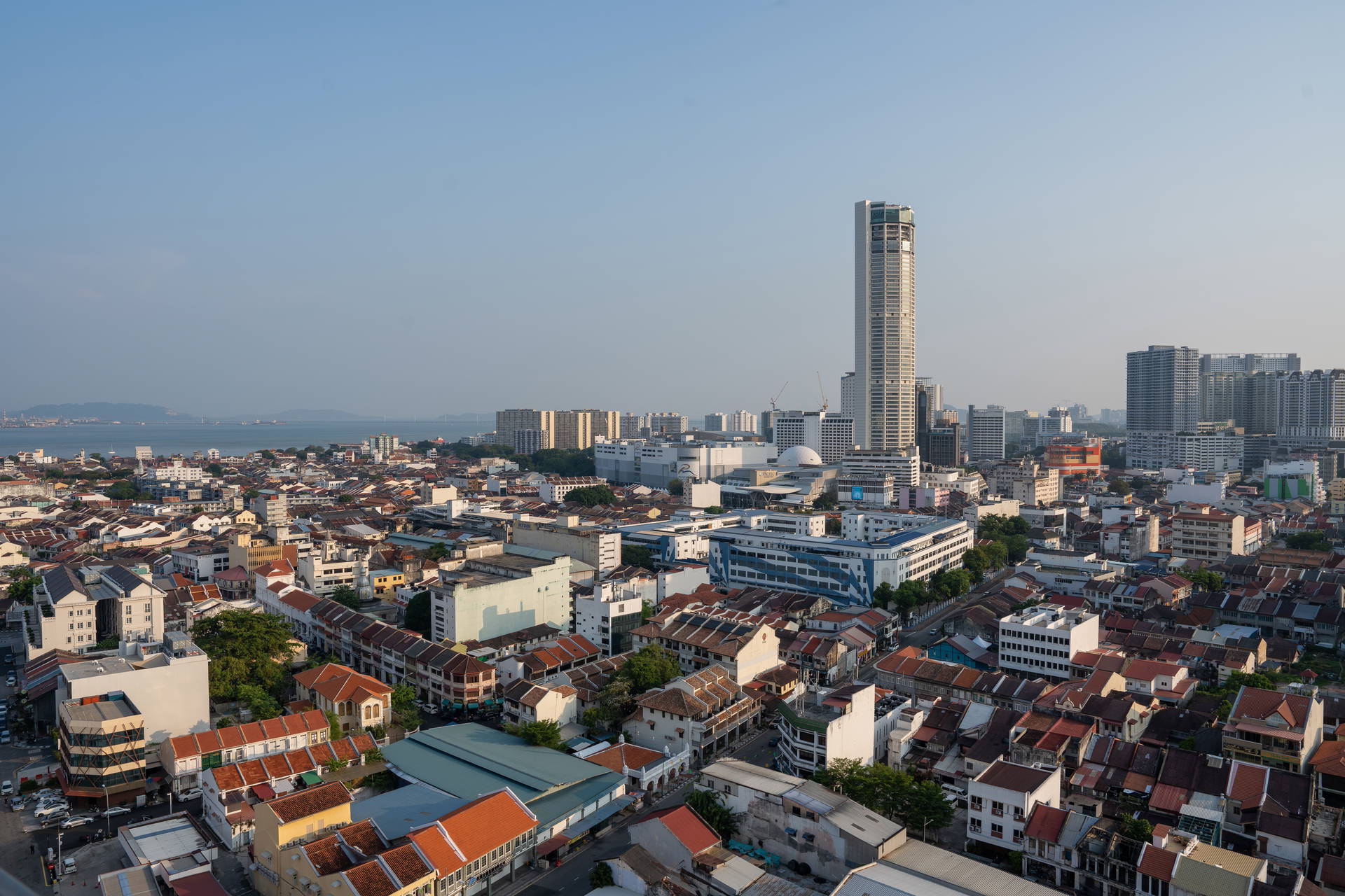 Panorama George Town w Malezji z wieżowcem Komtar.