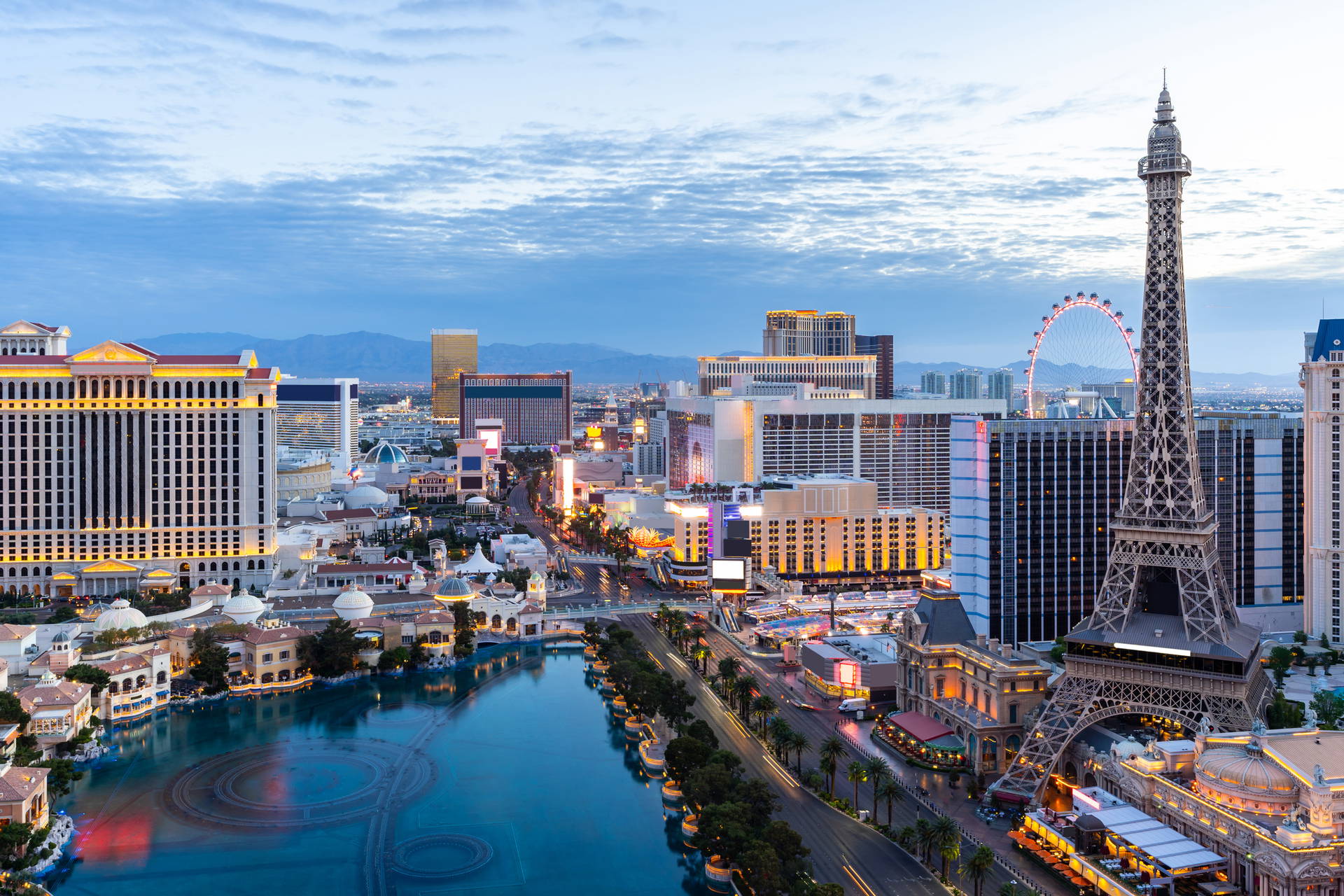 Panorama Las Vegas Strip z repliką wieży Eiffla.