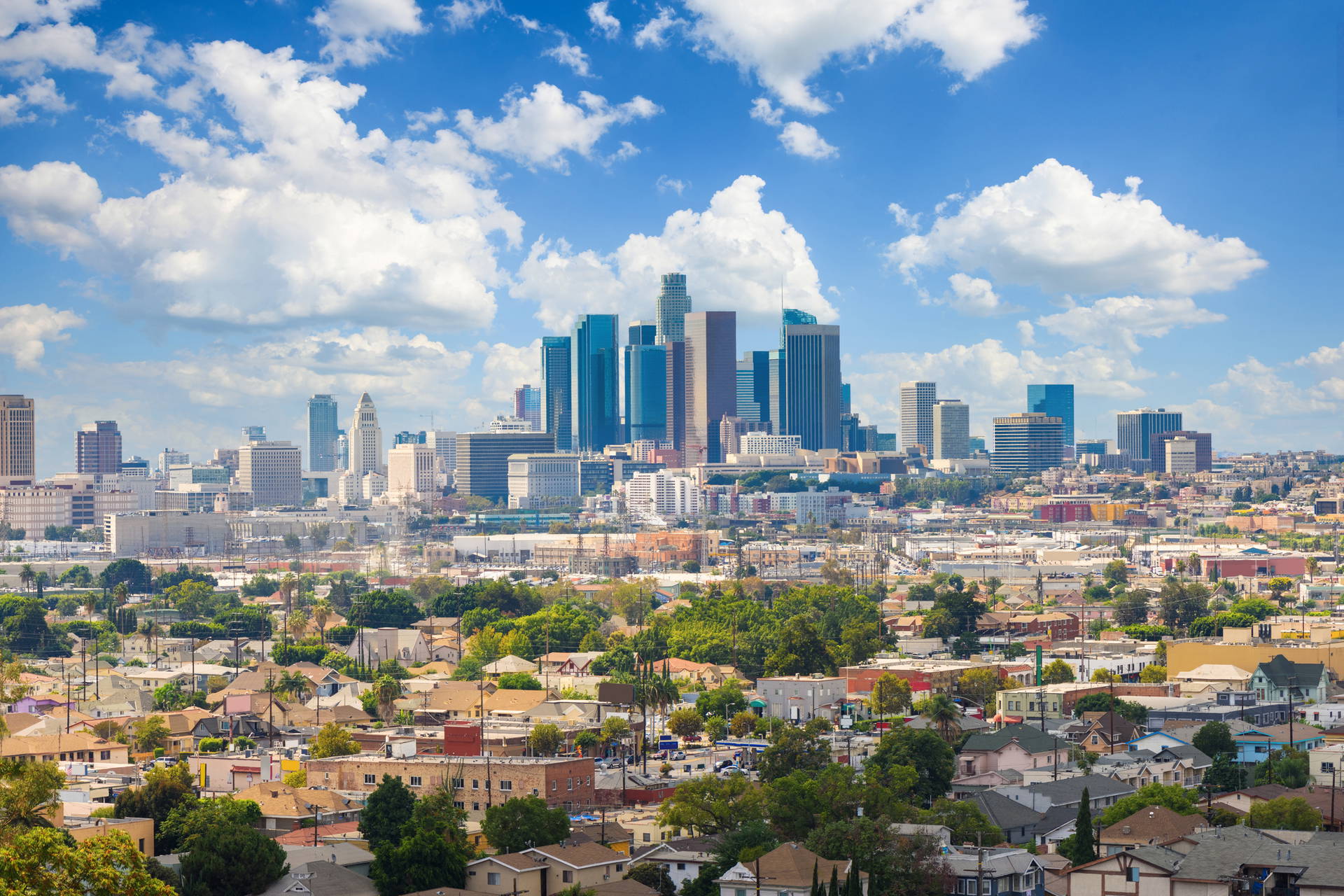 Panorama Los Angeles pod błękitnym niebem.