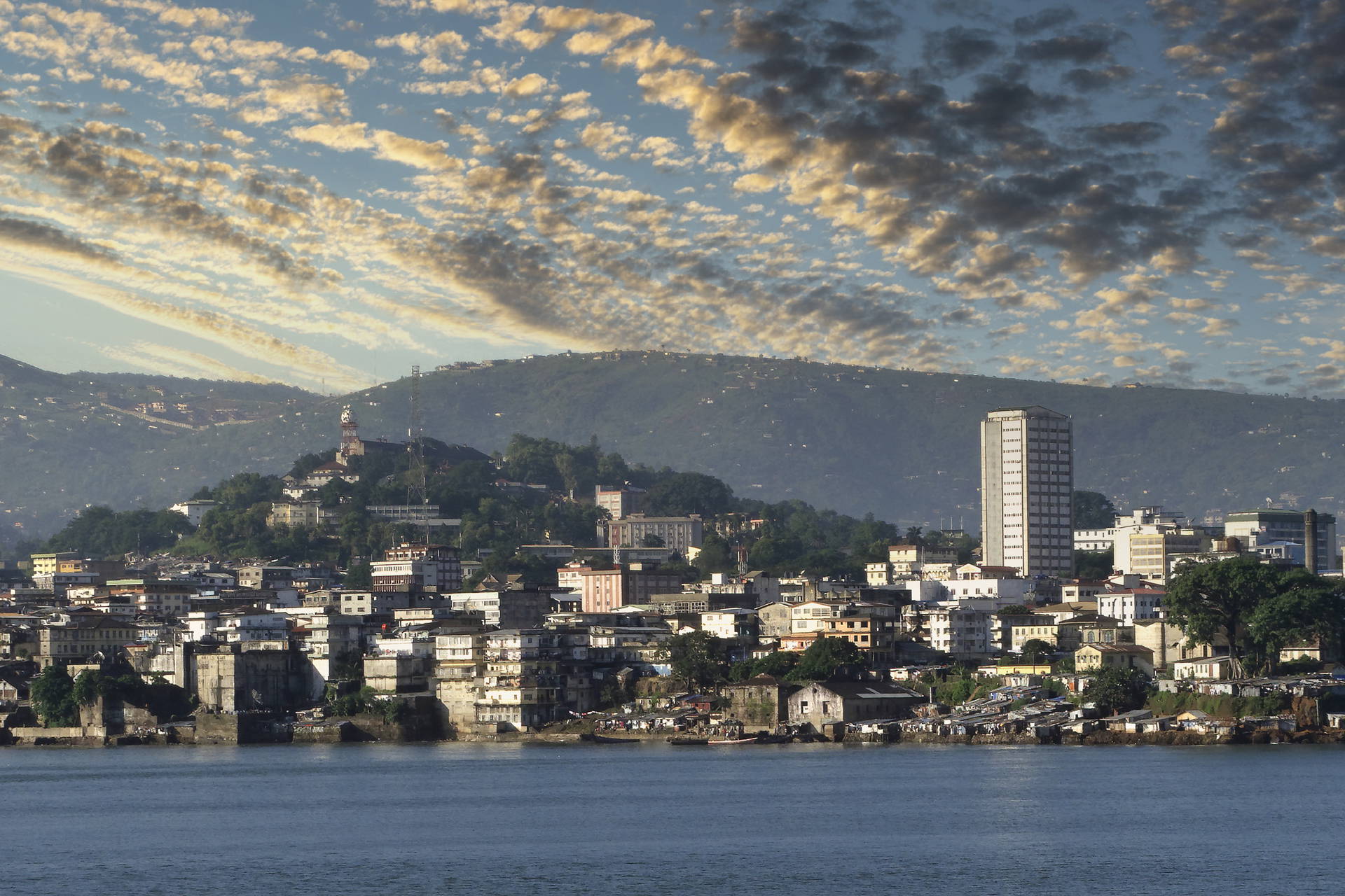 Panorama Freetown w Sierra Leone widziana od strony wody.