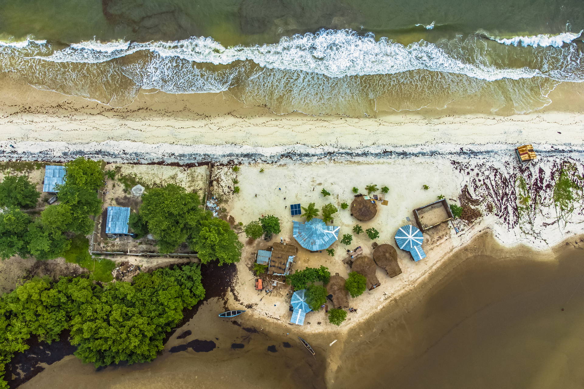 Widok z lotu ptaka na wieś położoną przy piaszczystej plaży.