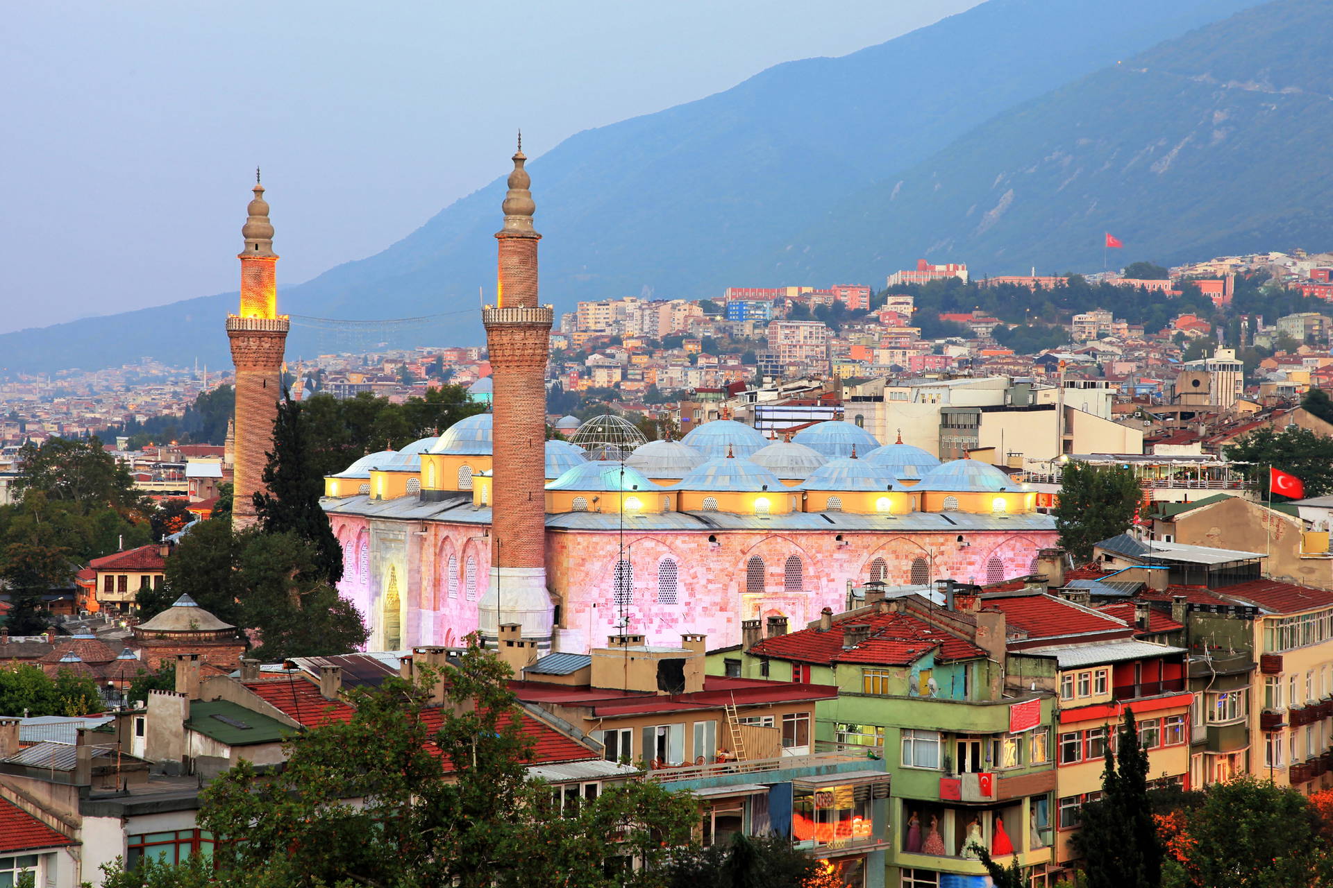 Meczet Ulu Cami w Bursie z dwoma minaretami i wieloma kopułami.
