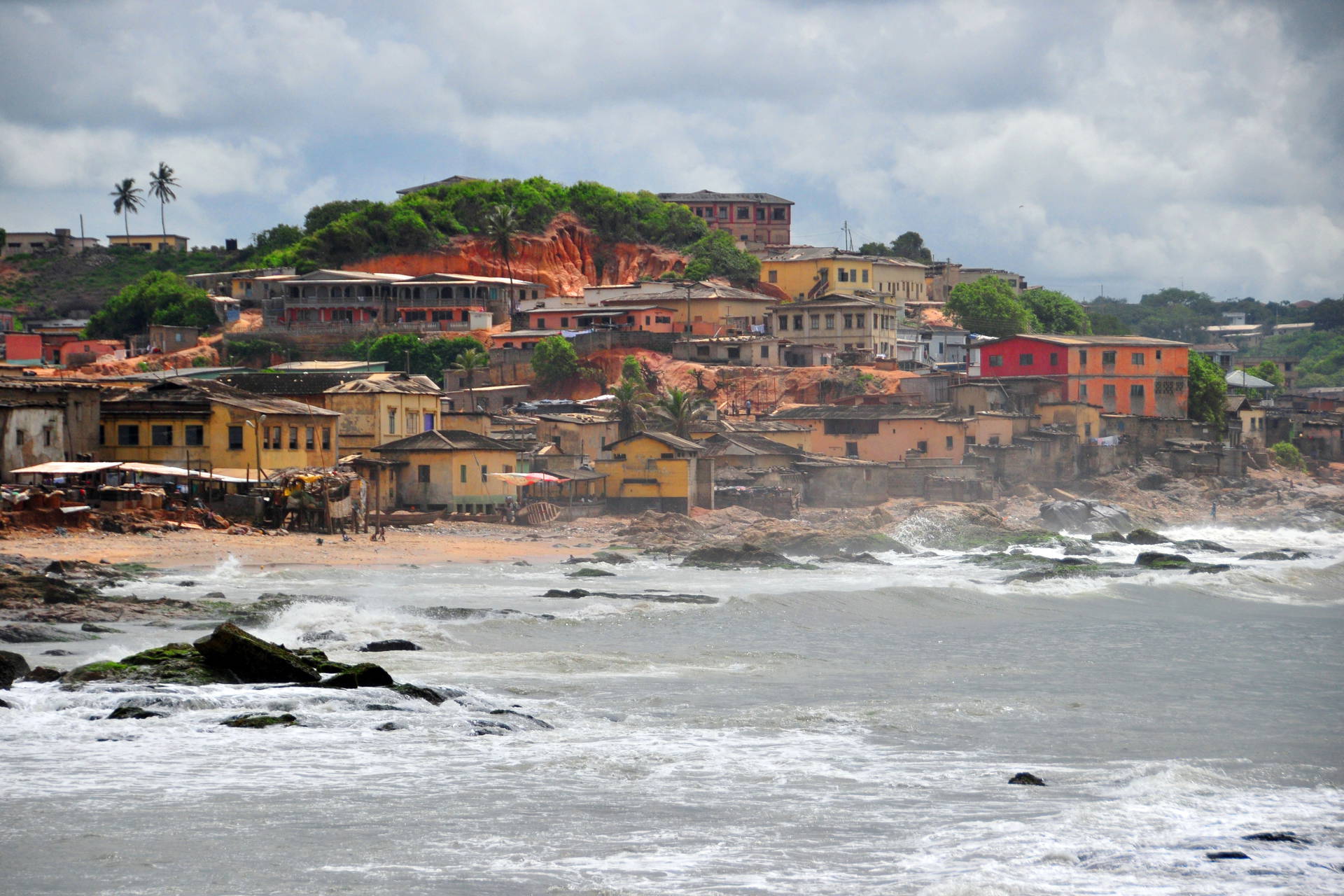 Panorama nadmorskiego miasta Cape Coast w Ghanie.