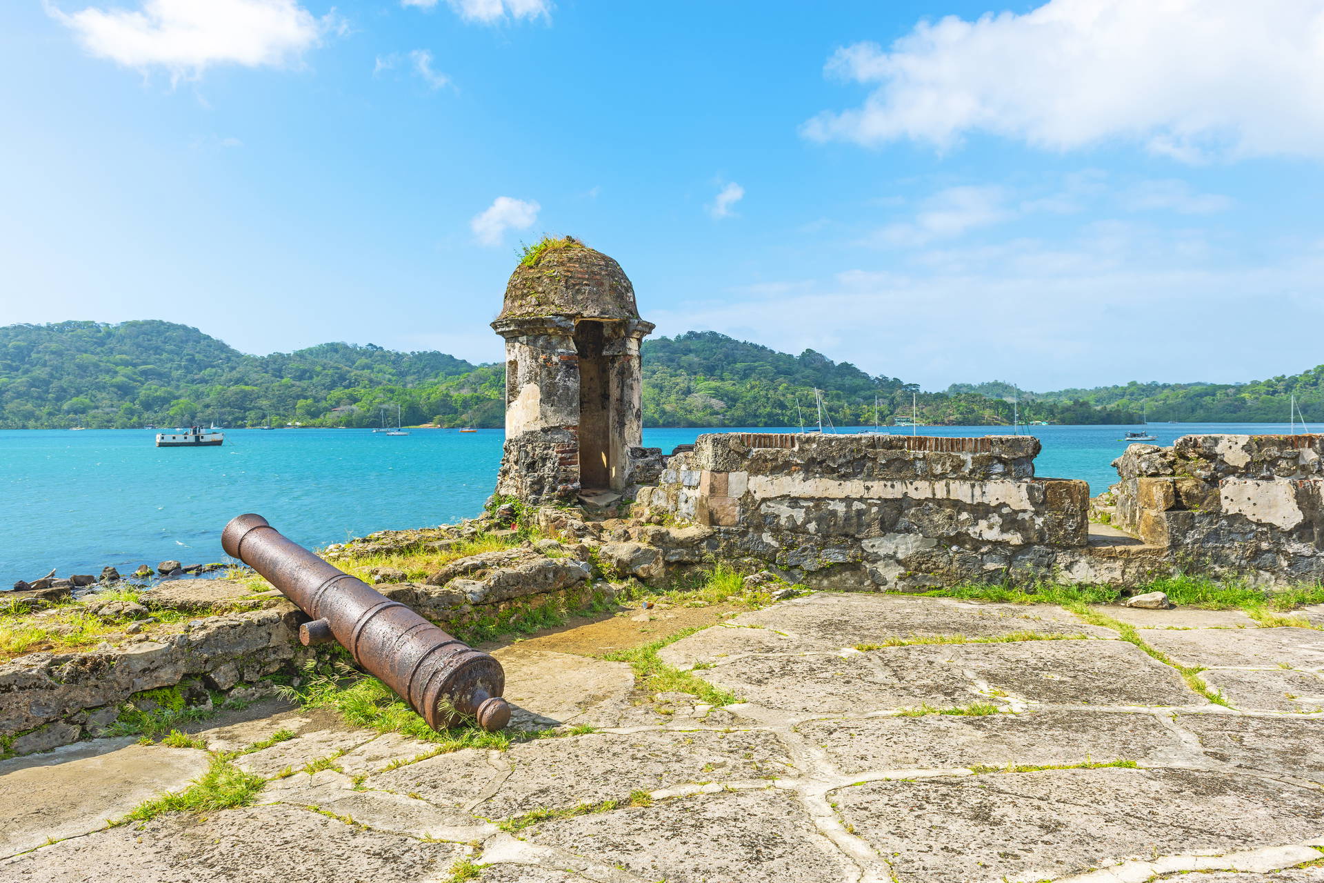 Fort San Lorenzo w Panamie: zabytkowy fort z armatą.