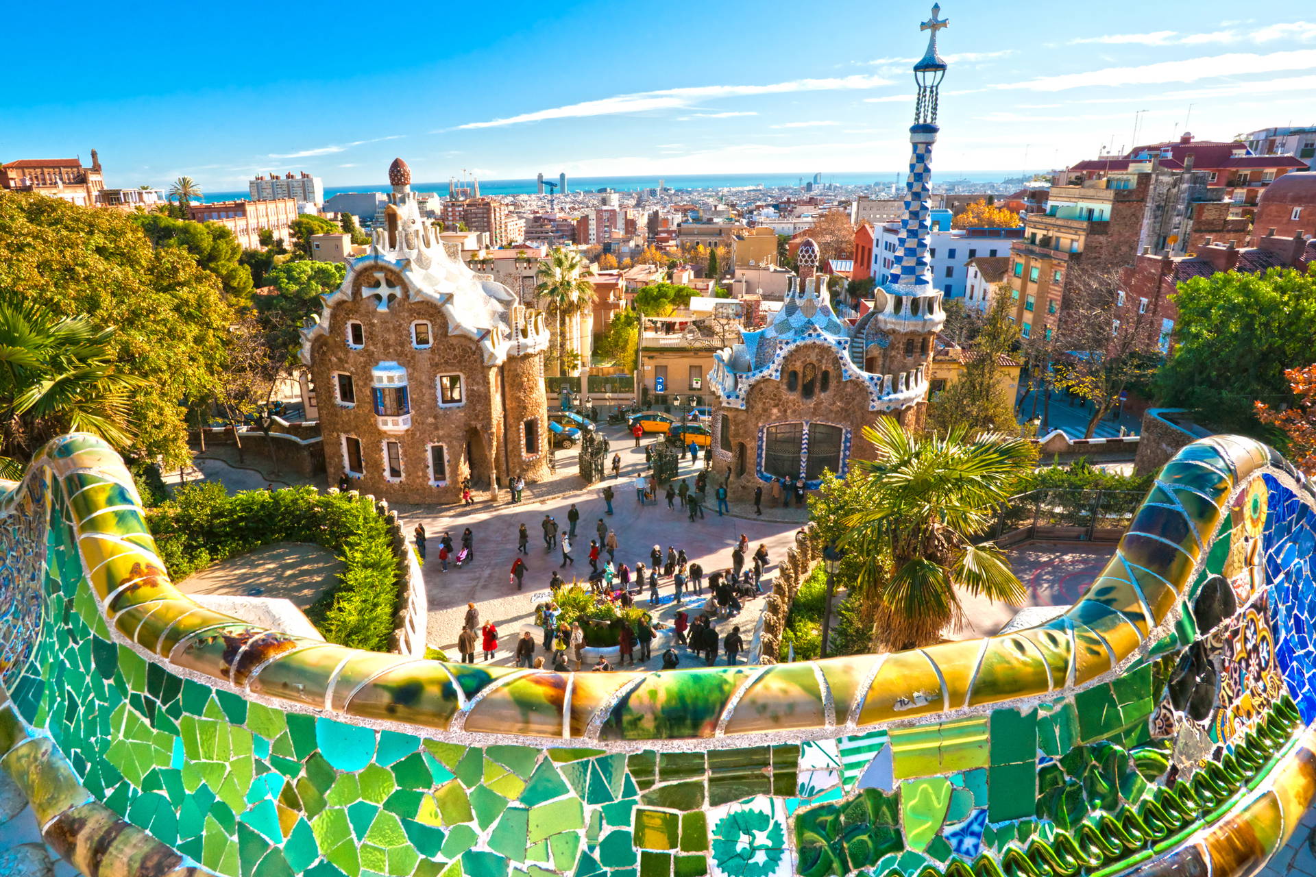 Park Güell w Barcelonie z mozaikową balustradą na pierwszym planie.