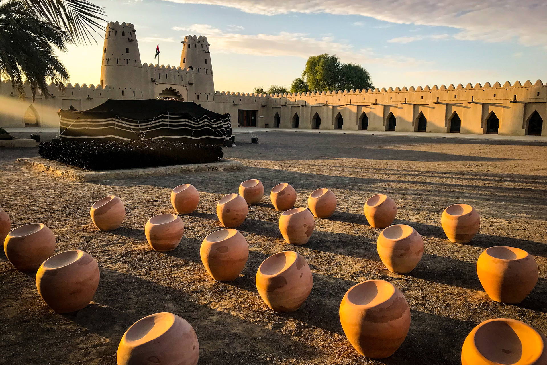 Dziedziniec fortu Al Jahili w Al Ain z terakotowymi donicami.