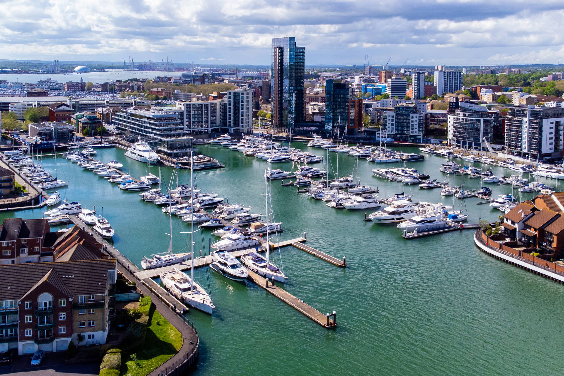 Marina Ocean Village w Southampton z lotu ptaka. Jest pełna jachtów i otoczona nowoczesnymi budynkami.