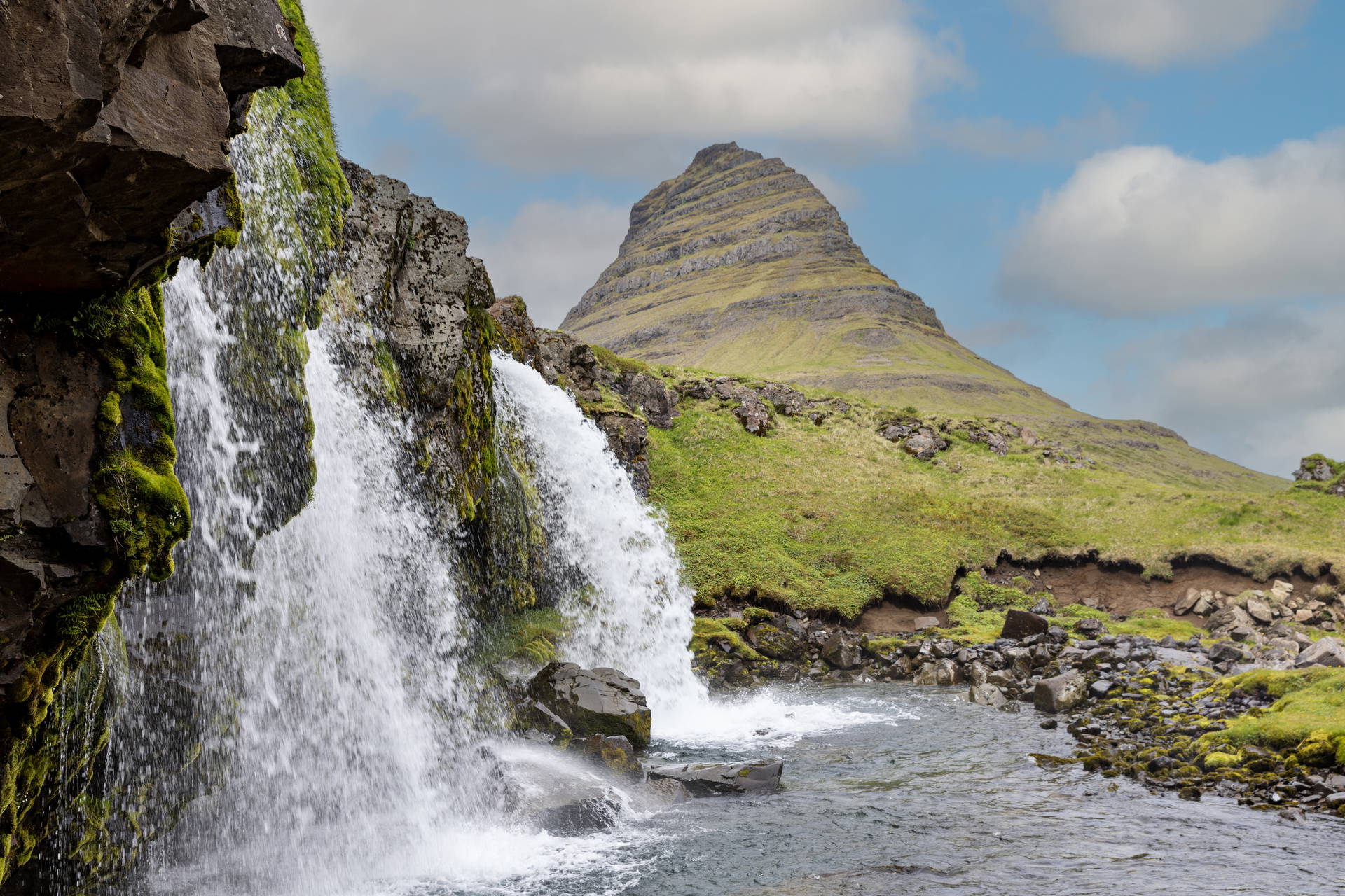 Wodospad Kirkjufellsfoss na tle góry Kirkjufell w Islandii.