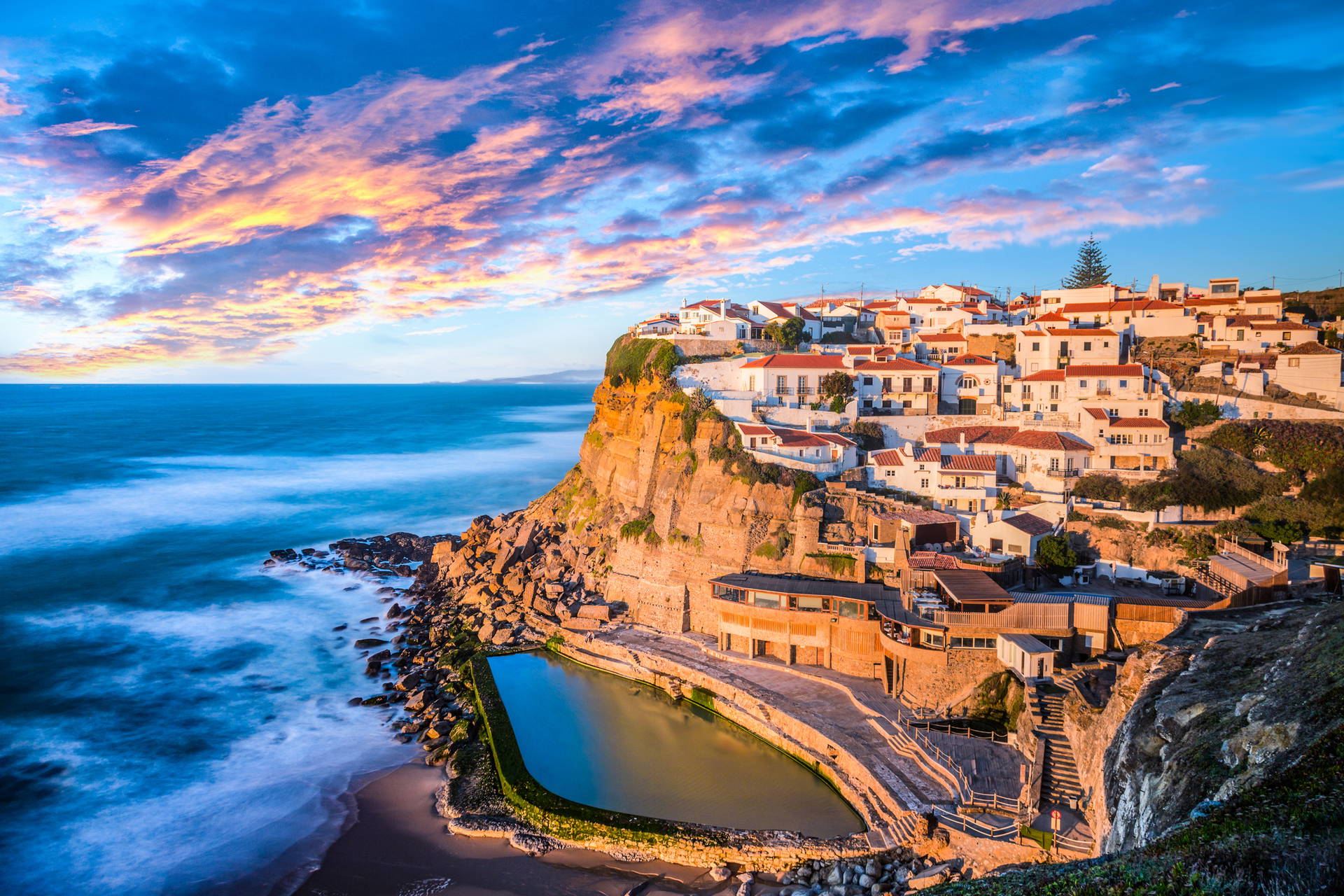 Azenhas do Mar, Portugalia: widok na klif i ocean.