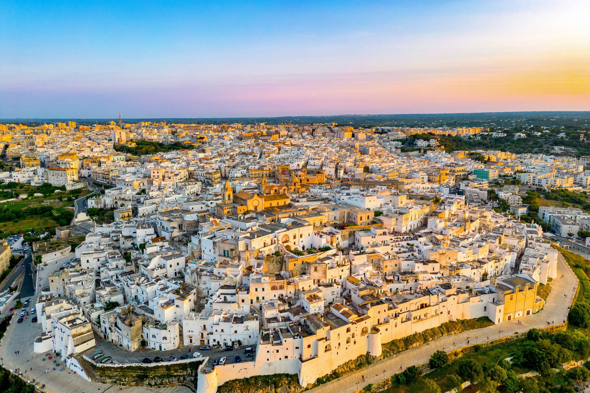 Widok z lotu ptaka na Ostuni, Białe Miasto we Włoszech, w złotym świetle zachodu słońca.